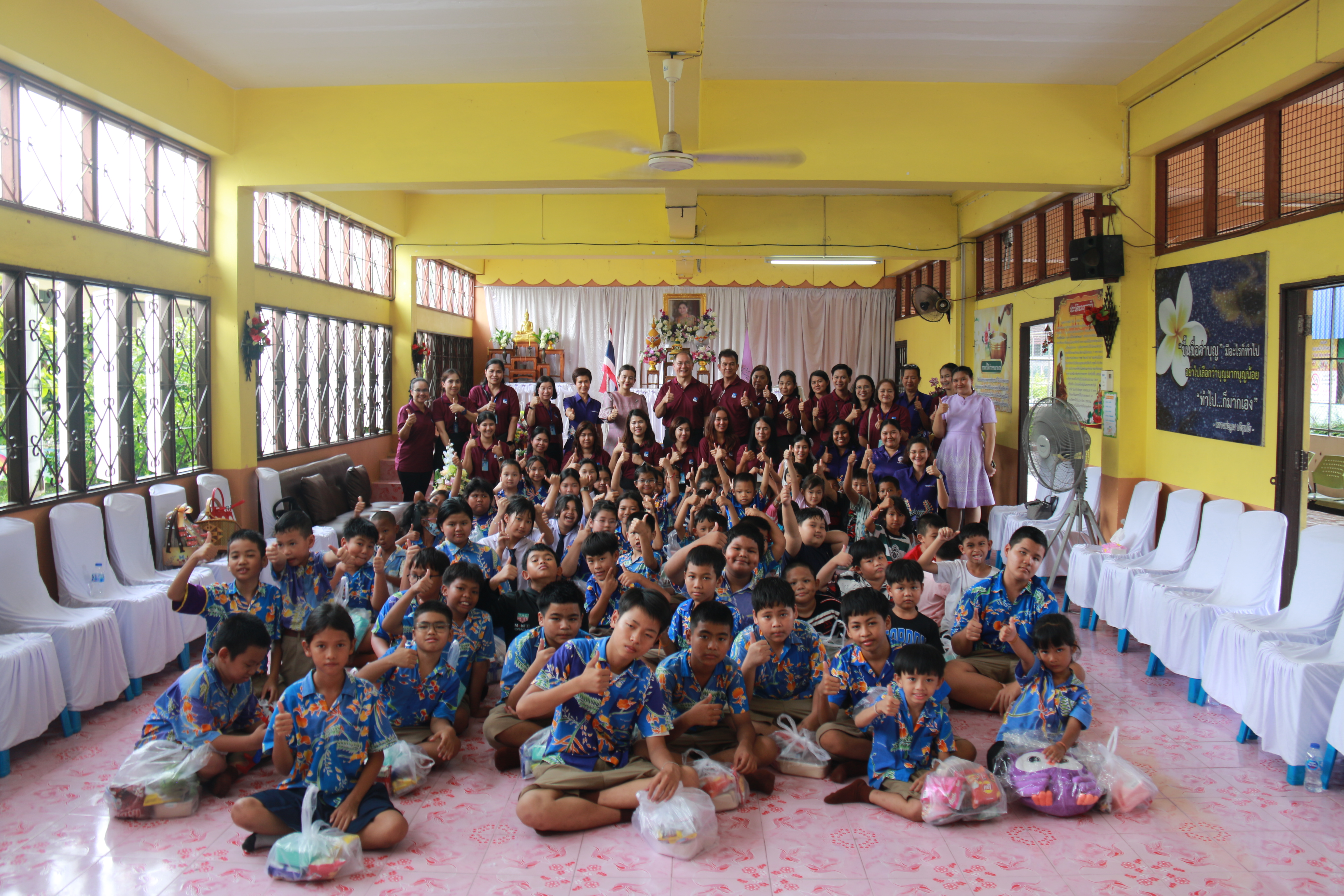 มอบของโรงเรียนวัดขุนทิพย์