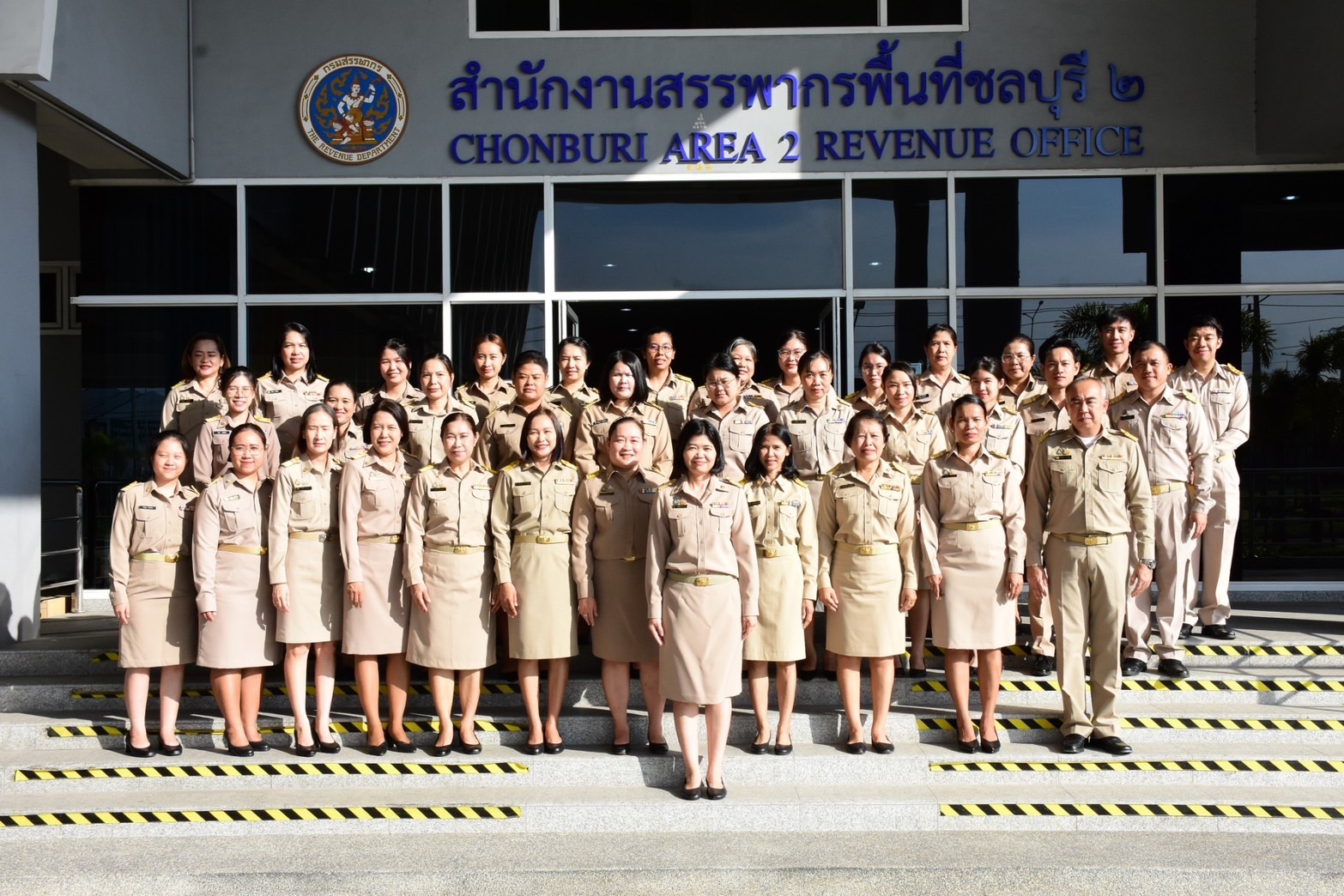 สำนักงานสรรพากรพื้นที่ชลบุรี 2 จัดกิจกรรมเคารพธงชาติและร้องเพลงชาติไทย