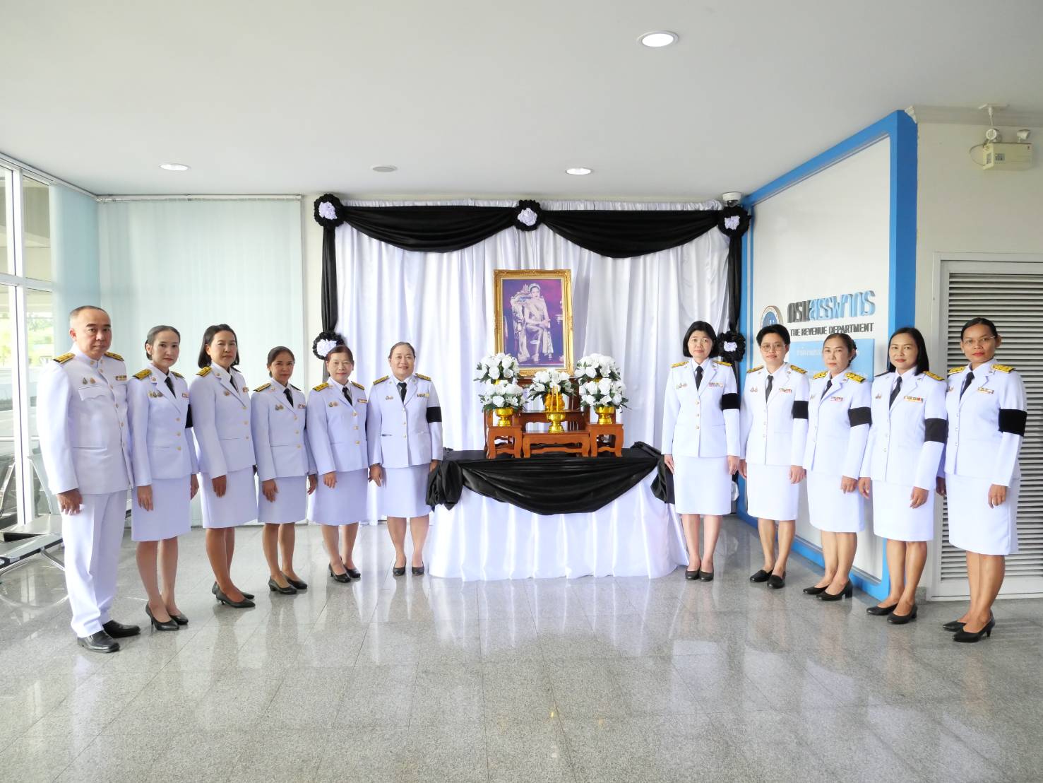 สำนักงานสรรพากรพื้นที่ชลบุรี 2จัดพิธีลงนามถวายความอาลัย สมเด็จพระนางเจ้าสิริกิติ์ พระบรมราชินีนาถ พระบรมราชชนนีพันปีหลวง