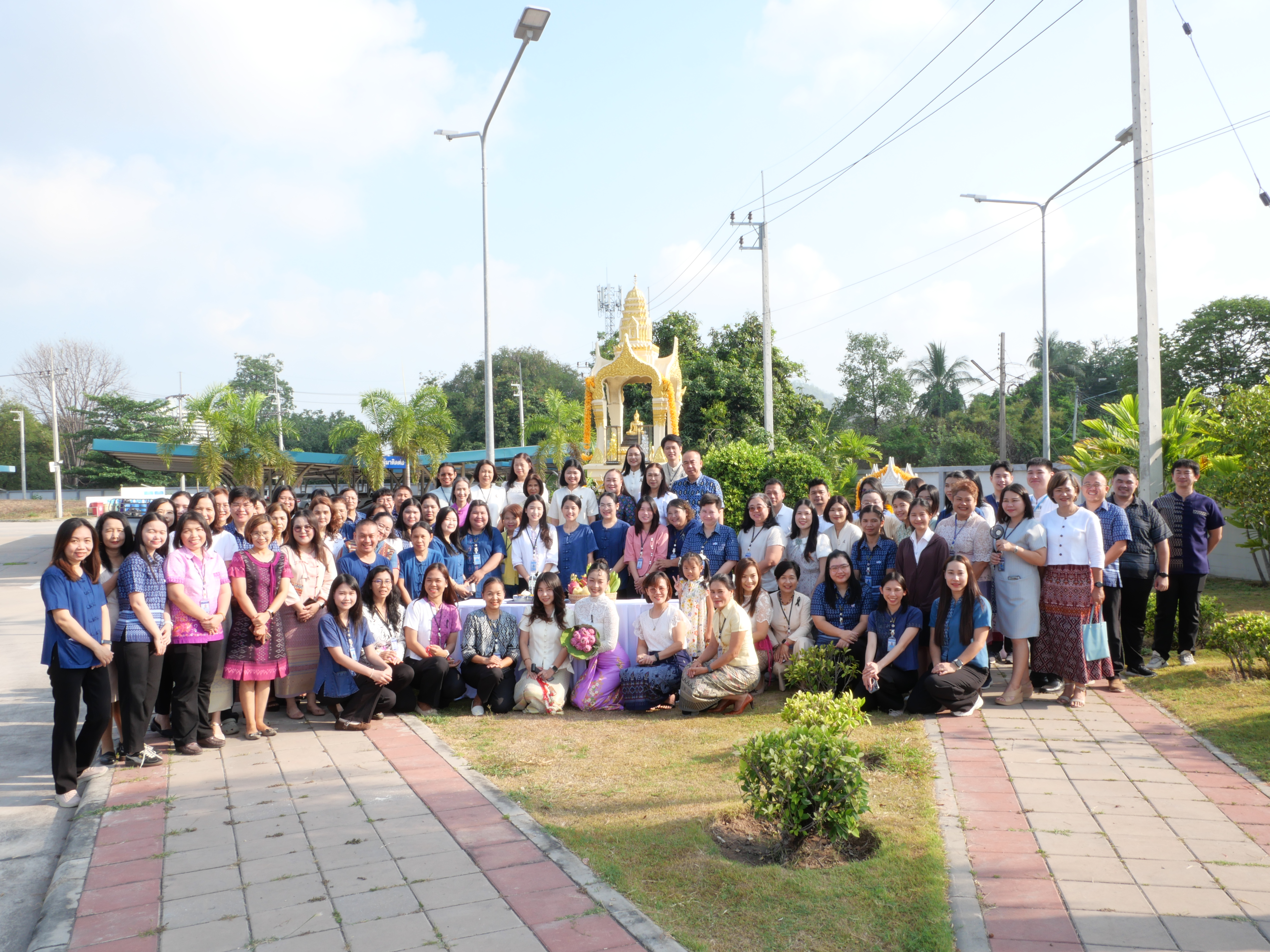 สำนักงานสรรพากรพื้นที่ชลบุรี 2 ร่วมพิธีทำบุญตักบาตรข้าวสารอาหารแห้งแด่พระภิกษุสงฆ์ 5 รูป พิธีสรงน้ำพระพุทธรูป เนื่องในเทศกาลวันสงกรานต์ พ.ศ.2569