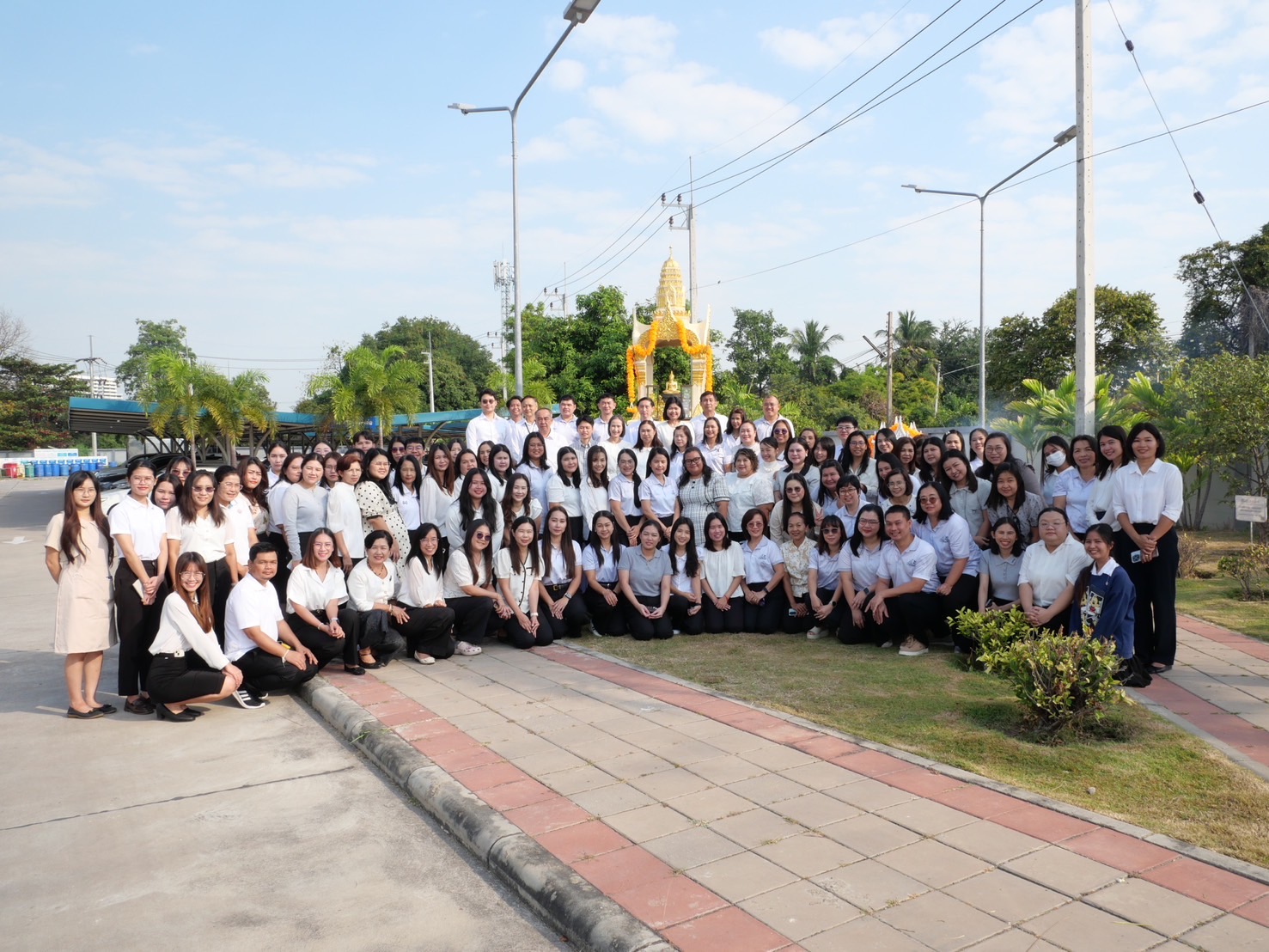 สำนักงานสรรพากรพื้นที่ชลบุรี 2 ร่วมพิธีทำบุญถวายภัตตาหารเพล และถวายสังฆทานแด่พระสงฆ์ จำนวน 9 รูป เนื่องในวันขึ้นปีใหม่ พุทธศักราช 2569
