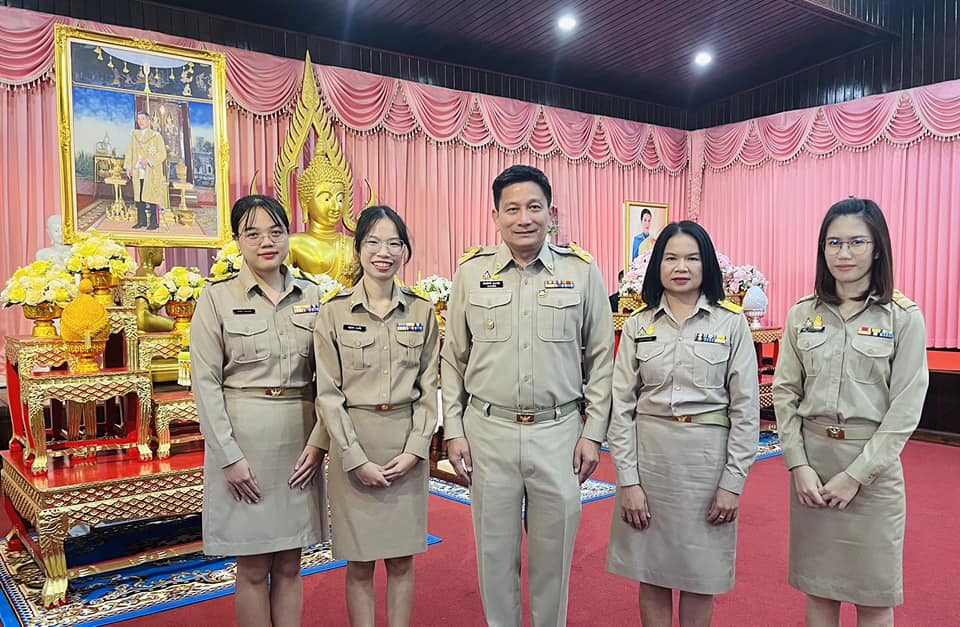 นายเกียรติศักดิ์ ว่องพานิช สรรพากรพื้นที่ชลบุรี 3 พร้อมข้าราชการในสังกัด ร่วมพิธีถวายภัตตาหารและเครื่องเขียนพระราชทานของพระบาทสมเด็จพระเจ้าอยู่หัว  แด่พระภิกษุสามเณร
