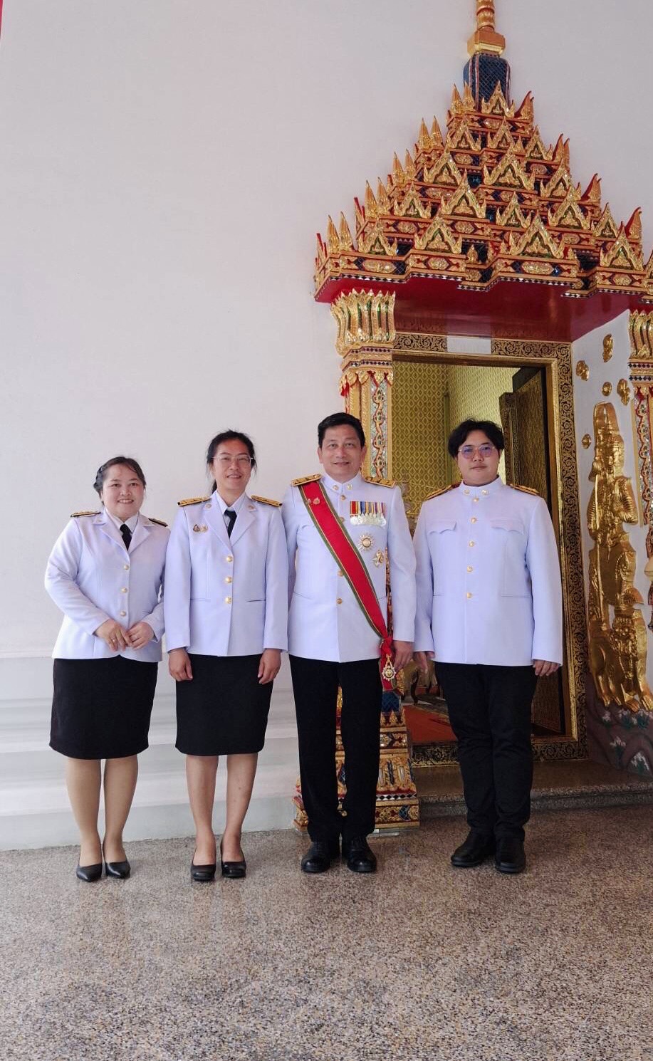 นายเกียรติศักดิ ว่องพานิช ท่านสรรพากรพื้นที่ชลบุรี 3 พร้อมด้วยข้าราชการ ตัวแทนจากส่วนบริหารงานทั่วไป เข้าร่วมประกอบพิธีเวียนเทียนสมโภชน้ำพระพุทธมนต์ศักดิ์สิทธิ์ 