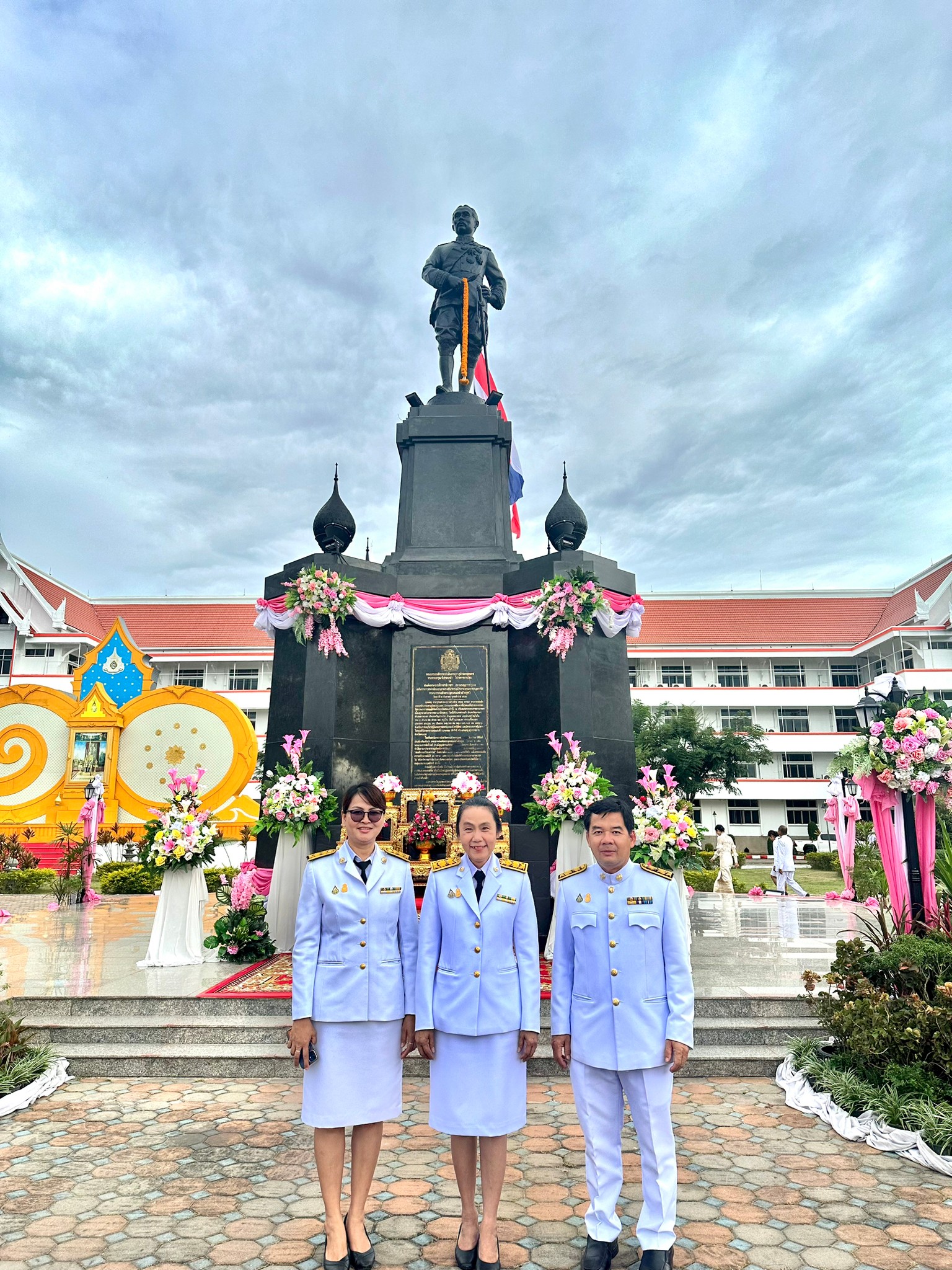 ท่านนวพร หวังสุนทรชัย สรรพากรพื้นที่สระแก้ว และคณะเข้าร่วมพิธีบวงสรวงเนื่องในวันคล้ายวันสถาปนาจังหวัดสระแก้ว