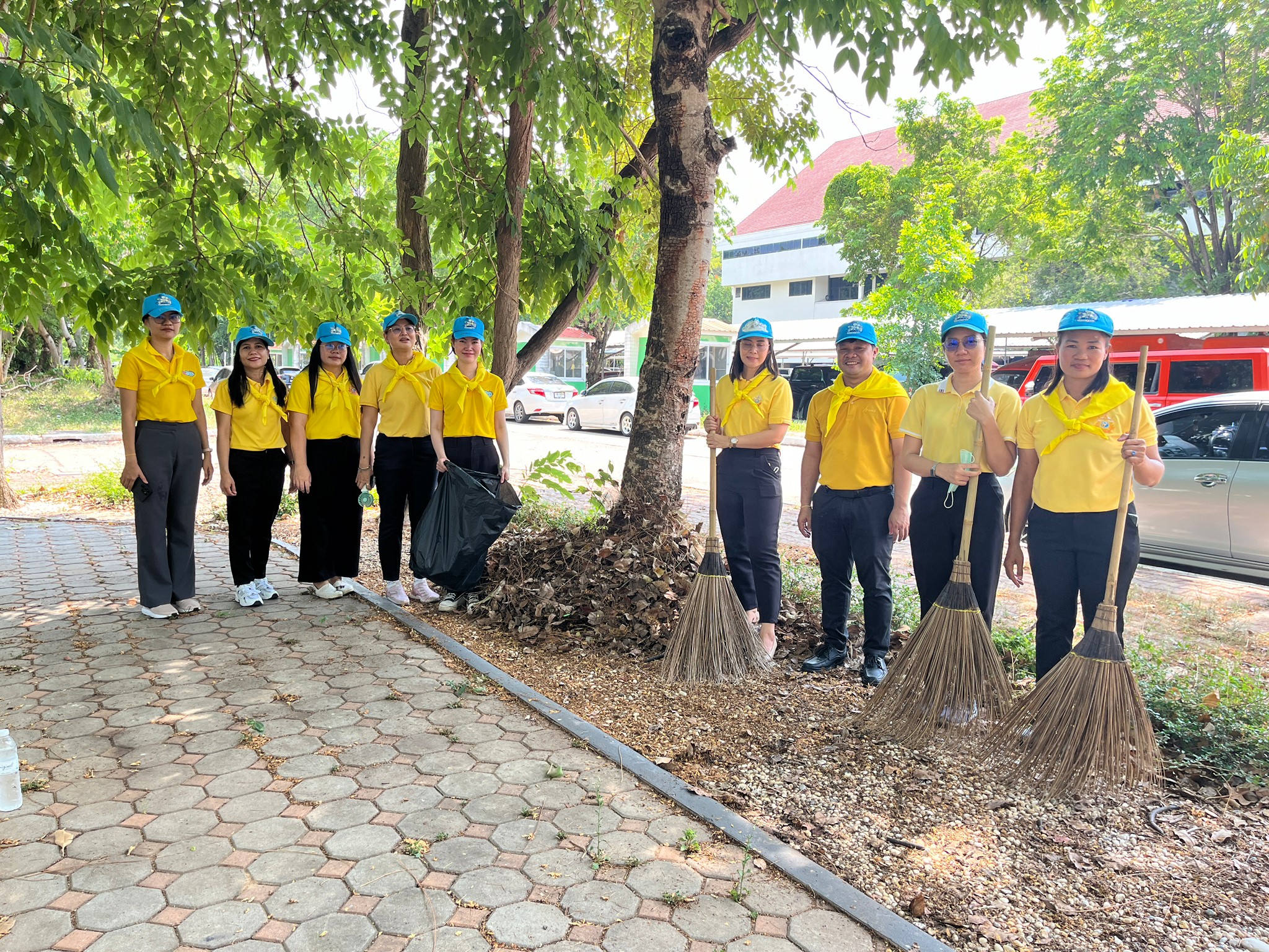 วันที่ 1 พฤษภาคม 2567  นางสาวนวพร  หวังสุนทรชัย มอบหมายให้นางสาวมยุรี  ประมูลสาร พร้อมด้วยเจ้าหน้าที่ จำนวน 10 ราย เข้าร่วมกิจกรรมจิตอาสาพัฒนา Big Cleaning Day เฉลิมพระเกียรติพระบาทสมเด็จพระเจ้าอยู่หัว เนื่องในโอกาสพระราชพิธีมหามงคลเฉลิมพระชนมพรรษา 6 รอบ