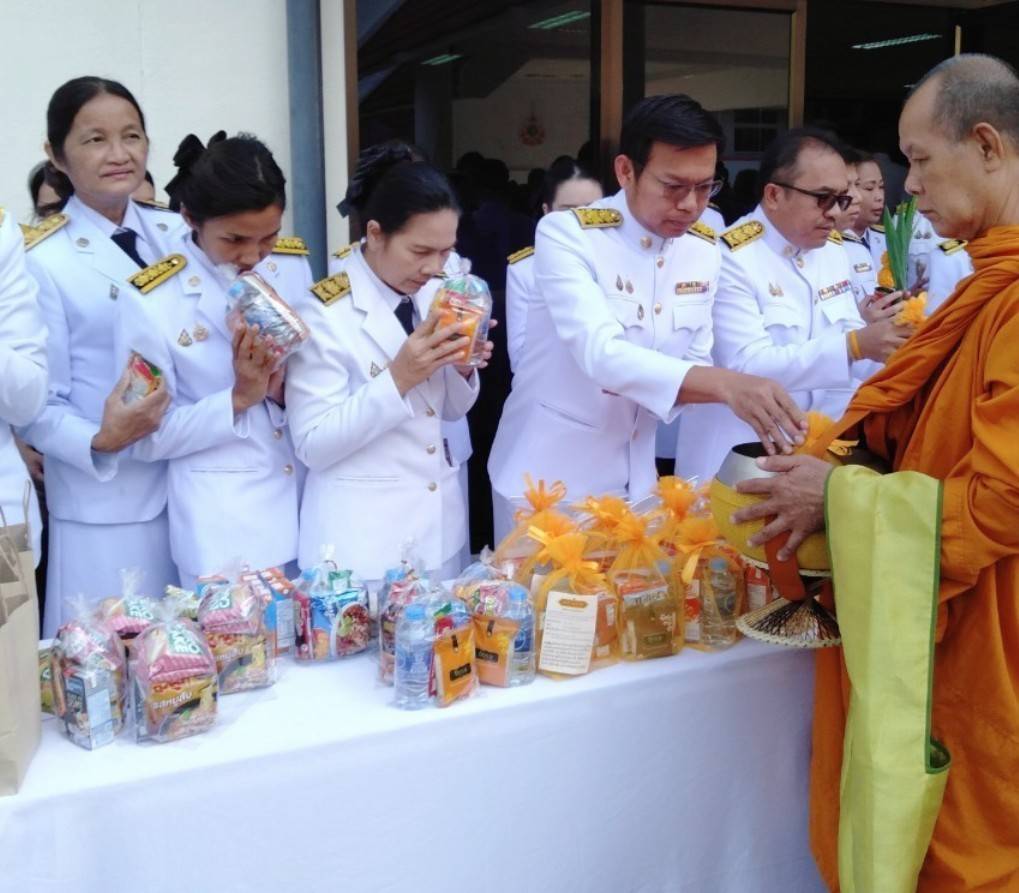 วันพฤหัสบดีที่ ๕ ธันวาคม ๒๕๖๗ นายวุฒิชัย บุตรใส สรรพากรพื้นที่สระแก้ว พร้อมด้วยคณะผู้บริหาร ข้าราชการ และลูกจ้าง เข้าร่วมทำบุญตักบาตรถวายพระราชกุศล และพิธีวางพานพุ่มดอกไม้ถวายสักการะเนื่องในวันคล้ายวันพระราชสมภพพระบาทสมเด็จพระชนกาธิเบศร มหาภูมิพลอุลยเดชมหาราช บรมนาภบพิตร