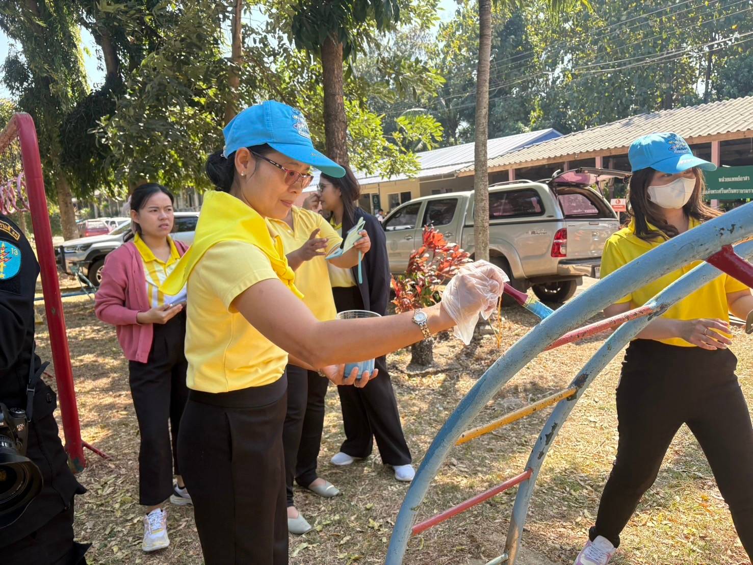 วันพฤหัสบดีที่ ๑๙ ธันวาคม ๒๕๖๗ นายวุฒิชัย บุตรใส สรรพากรพื้นที่สระแก้ว ได้มอบหมายให้ นางสาวฉวีวรรณ ผลาหาญ นักวิชาการสรรพากรชำนาญการพิเศษ พร้อมด้วยข้าราชการ และลูกจ้างในสังกัด เข้าร่วมกิจกรรมจิตอาสาพัฒนาปรับปรุงภูมิทัศน์ และทำความสะอาด (จังหวัดเคลื่อนที่)