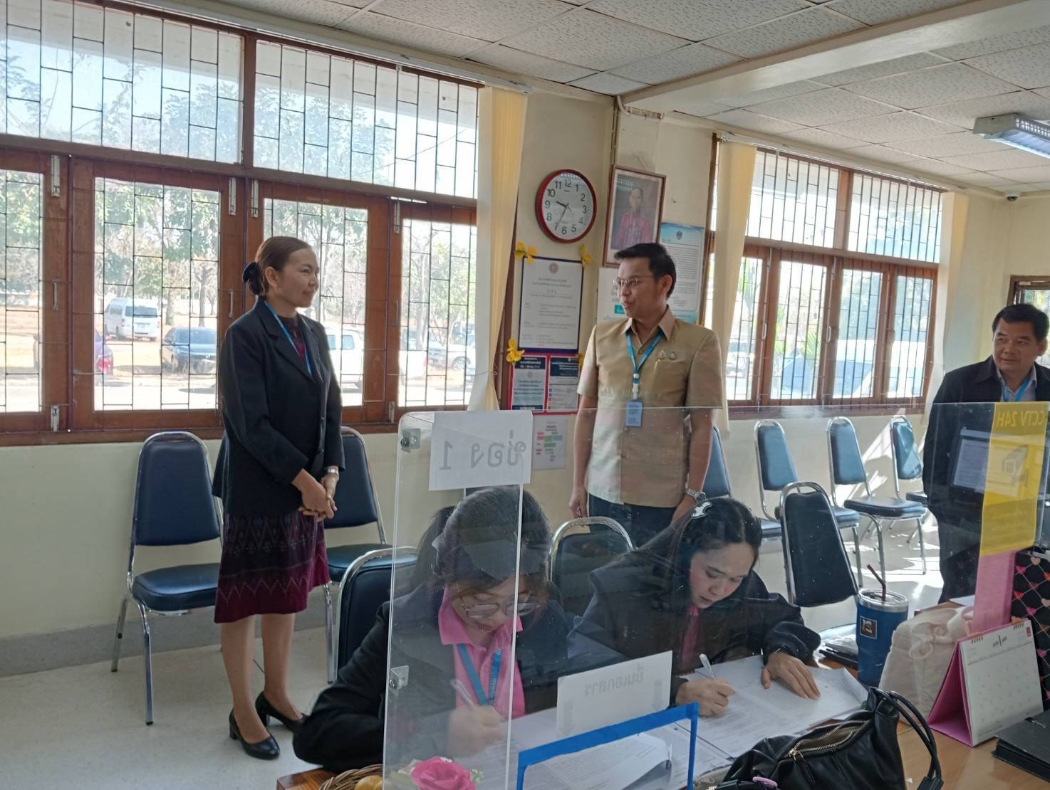 วันอังคารที่ 21 มกราคม 2568 นายวุฒิชัย บุตรใส สรรพากรพื้นที่สระแก้ว พร้อมด้วย นายโยธิน จีนพวด ตำแหน่ง ผู้ช่วยสรรพากรพื้นที่สระแก้ว และนางสาวธนพร ดีพาชู ตำแหน่ง นักวิชาการภาษีชำนาญการพิเศษ , เจ้าหน้าที่ส่วนวางแผนและประเมินผล และเจ้าหน้าที่ทีมบริหารการสำรวจ เข้าตรวจราชการไตรมาสที่ 1 ประจำปีงบประมาณ พ.ศ. 2568 ณ สำนักงานสรรพากรพื้นที่สาขาวัฒนานคร ที่ว่าการอำเภอวัฒนานคร
