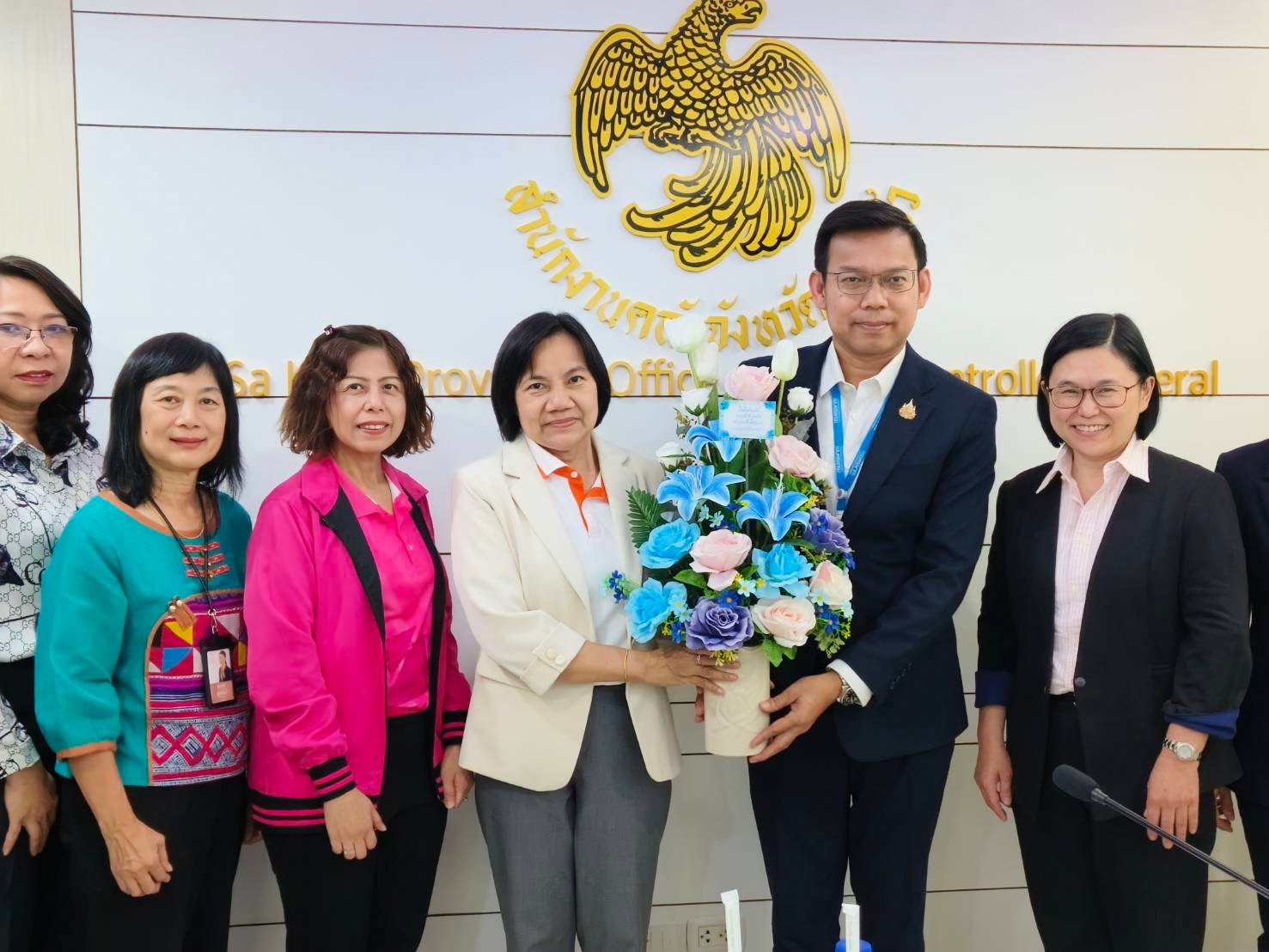 วันศุกร์ที่ 24 มกราคม 2568 นายวุฒิชัย บุตรใส สรรพากรพื้นที่สระแก้ว เข้าร่วมประชุมคณะผู้บริหารการคลังประจำจังหวัดสระแก้ว ครั้งที่ 2/2568 ทั้งนี้ คณะผู้บริหารการคลัง(คบจ.) ประจำจังหวัดสระแก้ว มอบดอกไม้แสดงความยินดีในโอกาสรับตำแหน่ง ”สรรพากรพื้นที่“ ณ ห้องประชุมสำนักงานคลังจังหวัดสระแก้ว ชั้น 1 ศาลากลางจังหวัดสระแก้ว