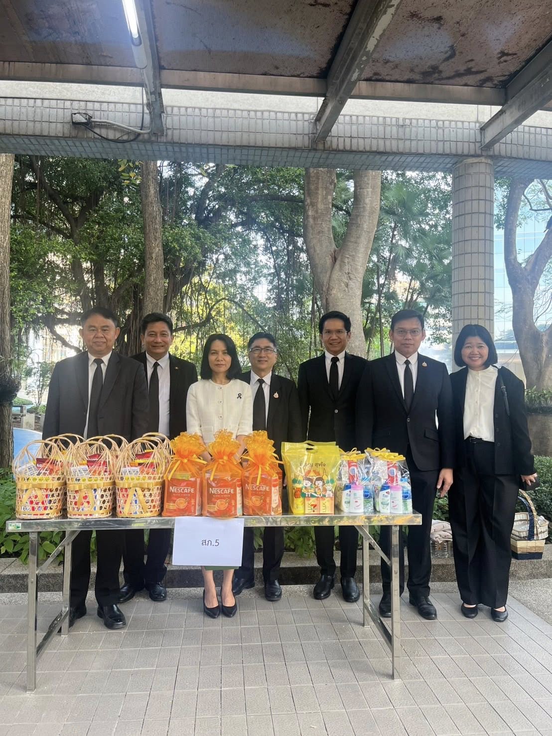 สำนักงานสรรพากรภาค 5 ร่วมพิธีทำบุญตักบาตร และสักการะสิ่งศักดิ์สิทธิ์ เนื่องในเทศกาลปีใหม่  2569      ดร.กุลยา ตันติเตมิท อธิบดีกรมสรรพากร  นำคณะผู้บริหาร ข้าราชการ และลูกจ้าง สักการะสิ่งศักดิ์สิทธิ์ ประจำกรมสรรพากร และเป็นประธานในพิธีทำบุญตักบาตร เนื่องในเทศกาลปีใหม่ 2569      ในการนี้ นายสมจินต์ นิเทศพัตรพงศ์ สรรพากรภาค 5 นำสรรพากรพื้นที่ในสังกัด คณะผู้บริหาร ข้าราชการ ร่วมกิจกรรมและเข้าขอพรสวัสดีปีใหม่ อธิบดีกรมสรรพากร และผู้บริหารระดับสูงของกรมสรรพากร อย่างพร้อมเพรียง      เมื่อวันจันทร์ที่ 12 มกราคม 2569  ณ กรมสรรพากร