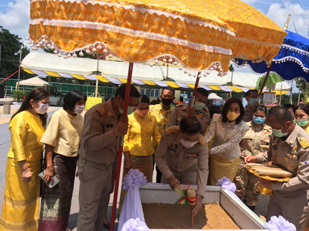 นางสาวอาริษา ใจผูกพันธ์ สรรพากรพื้นที่ปราจีนบุรีและคณะร่วมพิธีวางศิลาฤกษ์ ณ ที่ว่าการอำเภอกบินทร์บุรี 20 สิงหาคม 2563