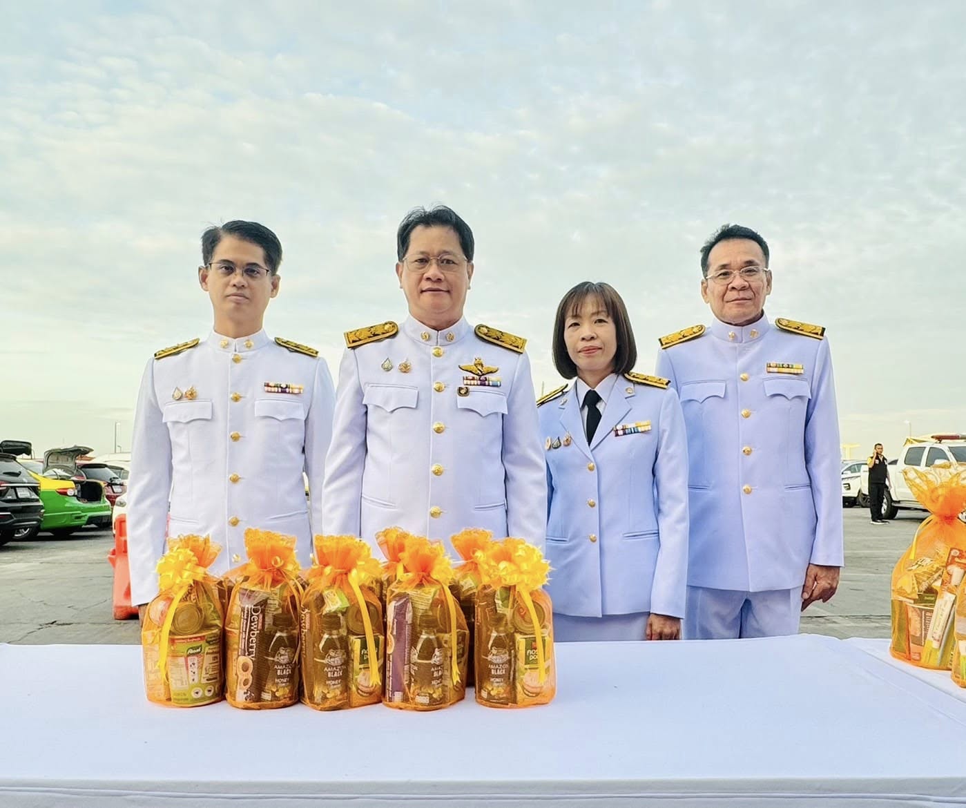 ร่วมทำบุญตักบาตรข้าวสารอาหารแห้งแด่พระสงฆ์-สามเณร ณ บริเวณ ศาลากลางจังหวัดสมุทรปราการ  เวลา 08.30 น. เข้าร่วมพิธีวางพานพุ่มดอกไม้เบื้องหน้าพระบรมฉายาลักษณ์ฯ เพื่อน้อมรำลึกในพระมหากรุณาธิคุณ พระบาทสมเด็จพระบรมชนกาธิเบศรมหาภูมิพลอดุลยเดชมหาราชบรมนาถบพิตร