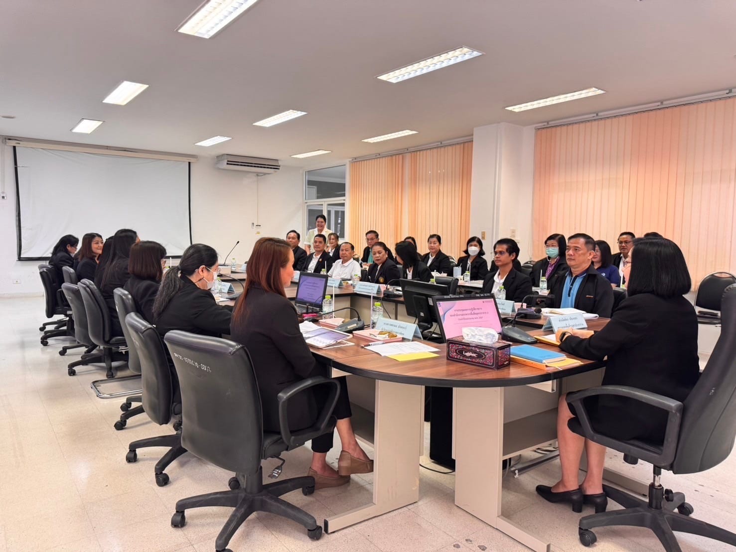 ประชุมการบริหารงานจัดเก็บภาษี (ก.บ.อ.) ครั้งที่ 6/2567  โดยมีข้าราชการในสังกัด เข้าร่วมประชุมเพื่อรับฟังผลการปฏิบัติราชการ พร้อมทั้งติดตามตัวชี้วัด และดำเนินการตามกลยุทธ์ #SmileRD