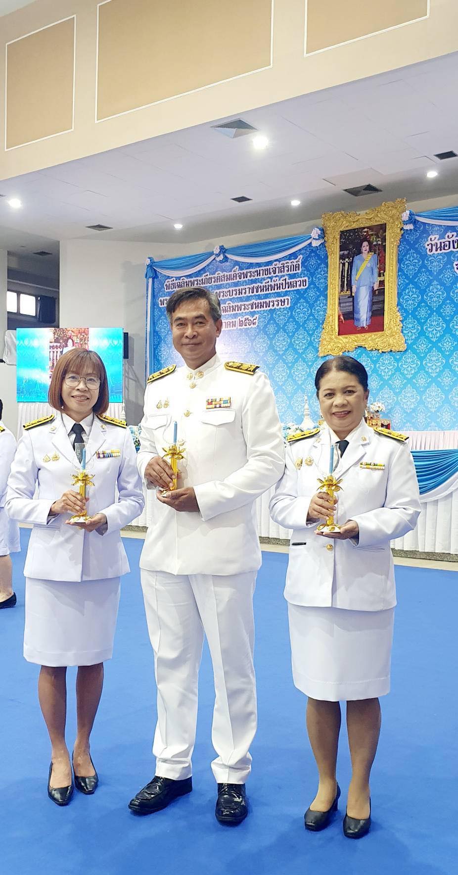 สรรพากรพื้นที่สมุทรปราการ 2 มอบหมายให้ นางสาวอุษา เกตรัตนัง นักวิชาการสรรพากรชำนาญการพิเศษ และเจ้าหน้าที่ในสังกัด  เข้าร่วมพิธีถวายเครื่องราชสักการะและวางพานพุ่ม และพิธีจุดเทียนถวายพระพรชัยมงคล ในการจัดพิธีเฉลิมพระเกียรติ #สมเด็จพระนางเจ้าสิริกิติ์ พระบรมราชินีนาถ #พระบรมราชชนนีพันปีหลวง เนื่องในโอกาสวันเฉลิมพระชนมพรรษา 12 สิงหาคม 2568 