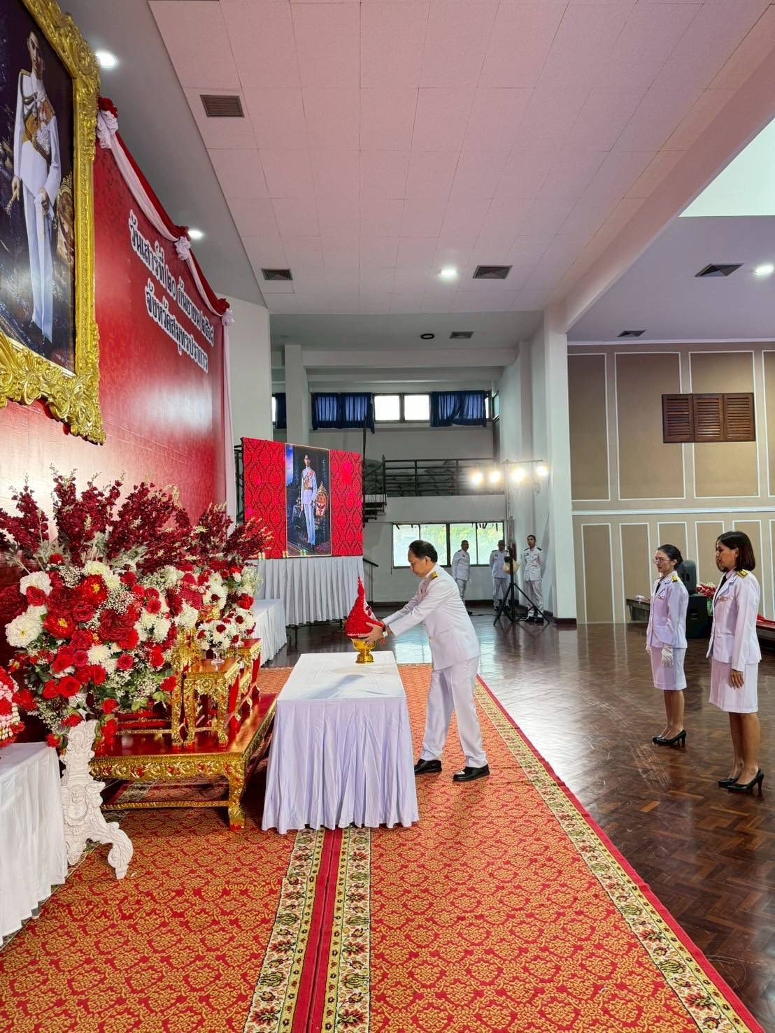 สรรพากรพื้นที่สมุทรปราการ 2 มอบหมายให้ นายเชิดศักดิ์ ท้วมทับทิม   นักวิชาการสรรพากรชำนาญการพิเศษ และเจ้าหน้าที่ในสังกัด 👬เข้าร่วมพิธีเจริญพระพุทธมนต์และทำบุญตักบาตรถวายพระราชกุศล และพิธีวางพุ่มดอกไม้ถวายราชสักการะ ในพิธีเฉลิมพระเกียรติพระบาทสมเด็จพระปรเมนทรมหาอานันทมหิดล พระอัฐมรามาธิบดินทร