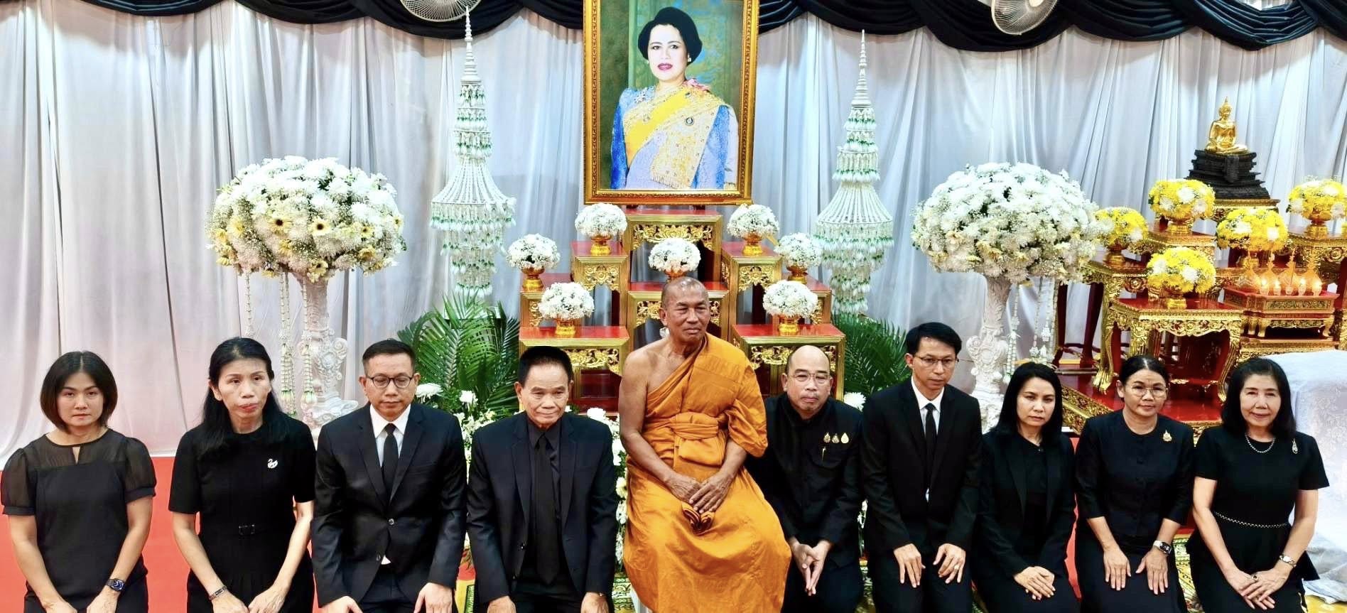  เข้าร่วมพิธีบำเพ็ญกุศลสวดอภิธรรม เพื่ออุทิศถวายเป็นพระราชกุศลแด่สมเด็จพระนางเจ้าสิริกิติ์ พระบรมราชินีนาถ พระบรมราชชนนีพันปีหลวง