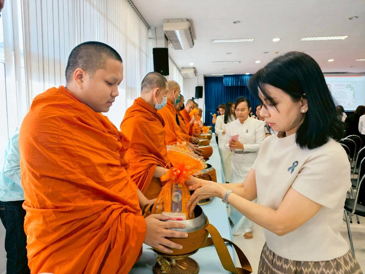 วันที่ 8 มกราคม 2569 นางสาวแสนดี เทียนจีน สรรพากรพื้นที่สมุทรปราการ  2พร้อมด้วยคณะผู้บริหาร ข้าราชการ พนักงานราชการ และลูกจ้าง​ในสังกัด ร่วมทำบุญปีใหม่​ ถวายภัตตาหารเพลพระสงฆ์ 9 รูป 