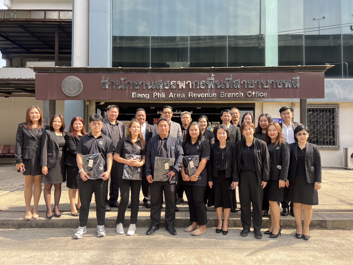 ประธานคณะทำงานฯ มอบเสื้อรางวัล RD10X ให้แก่ข้าราชการและเจ้าหน้าที่สำนักงานสรรพากรพื้นที่สาขาบางพลี ในสังกัดสำนักงานสรรพากรพื้นที่สมุทรปราการ 3