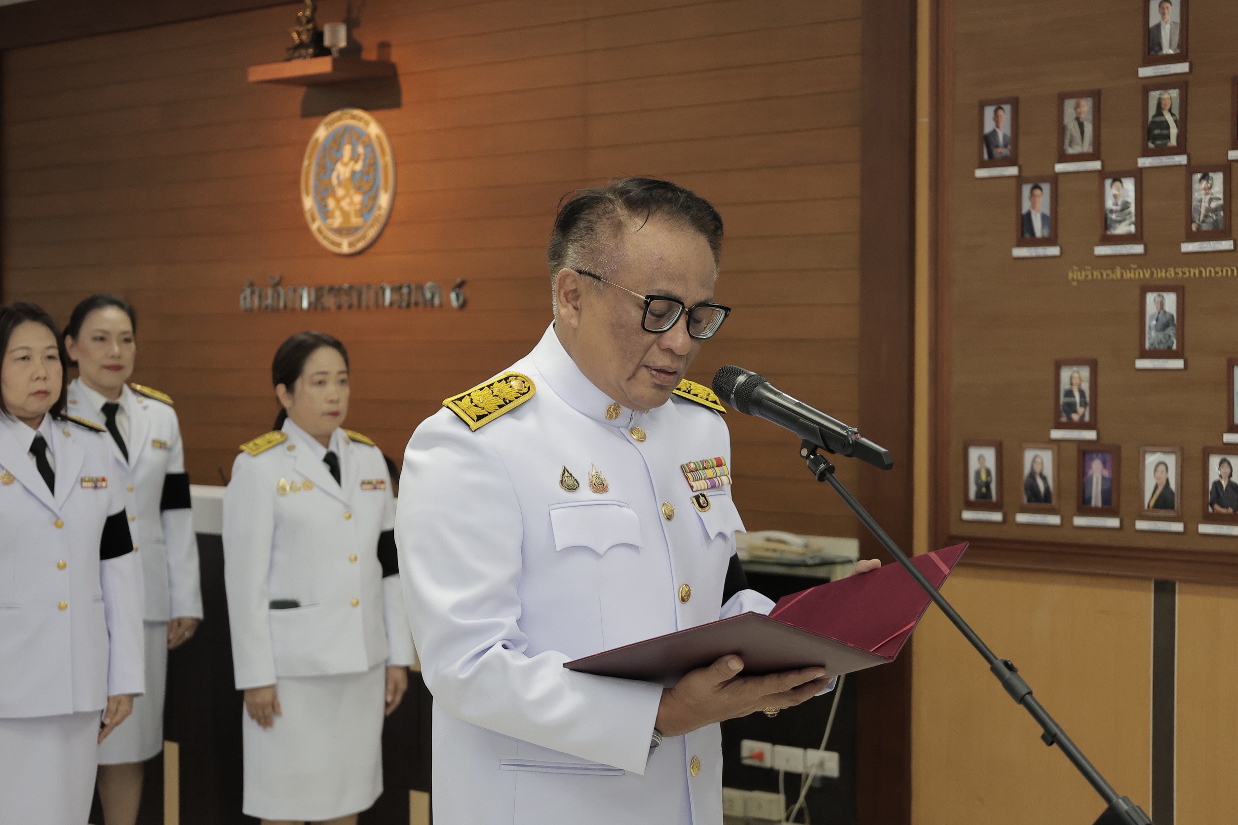 สำนักงานสรรพากรภาค ๖ จัดพิธีถวายความอาลัย สมเด็จพระนางเจ้าสิริกิติ์ พระบรมราชินีนาถ พระบรมราชชนนีพันปีหลวง นำโดย นายจักราวุธ เพชร์แก้ว สรรพากรภาค ๖ พร้อมด้วยสรรพากรพื้นที่ ข้าราชการ และเจ้าหน้าที่ ในสังกัด เข้าร่วมพิธี