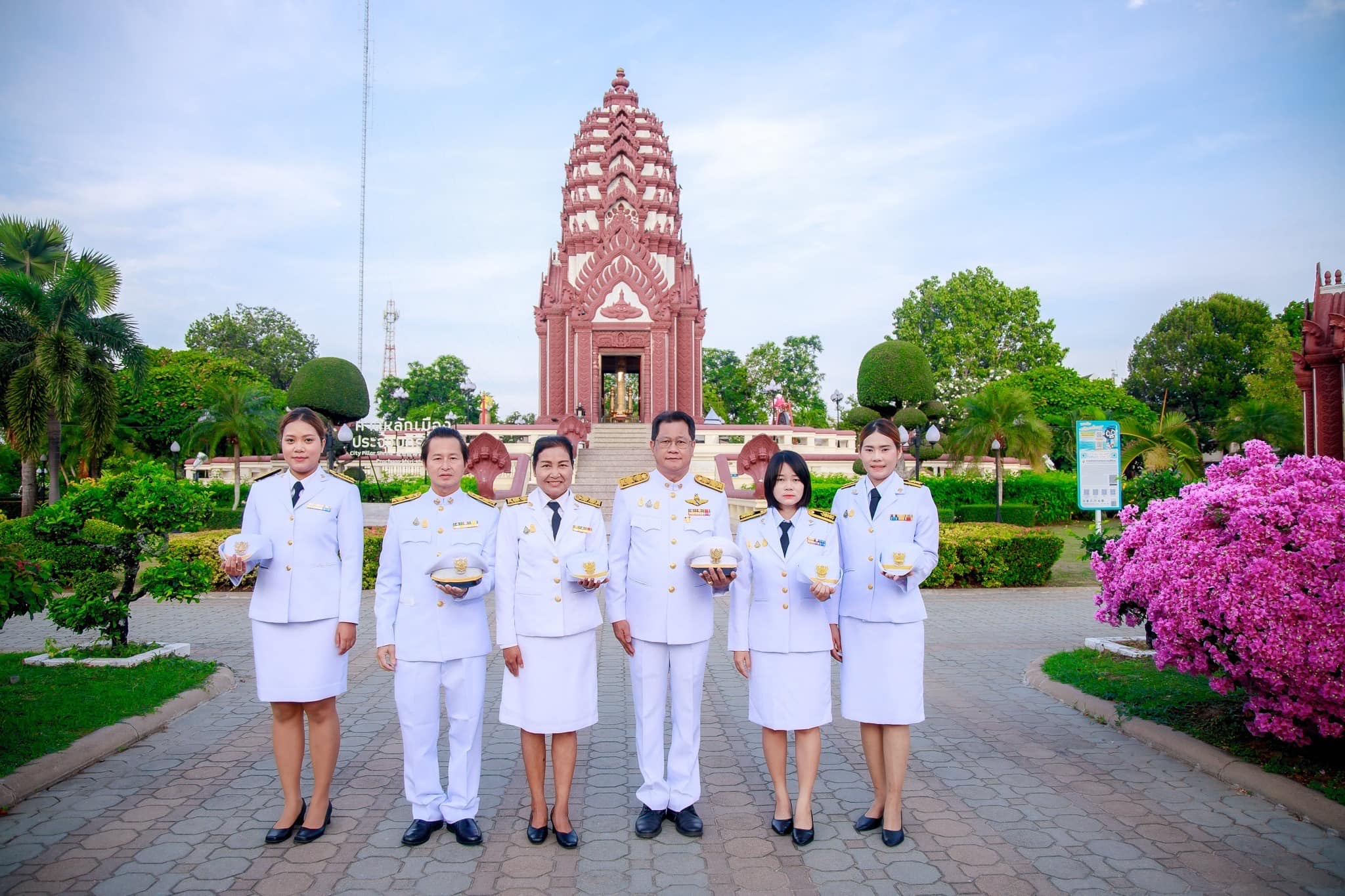 พิธีทำบุญตักบาตร และวางพวงมาลา ร่วมน้อมรำลึกในพระมหากรุณาธิคุณ พระบาทสมเด็จพระบรมชนกาธิเบศร มหาภูมิพลอดุลยเดชมหาราช บรมนาถบพิตร เนื่องใน ”วันนวมินทรมหาราช”
