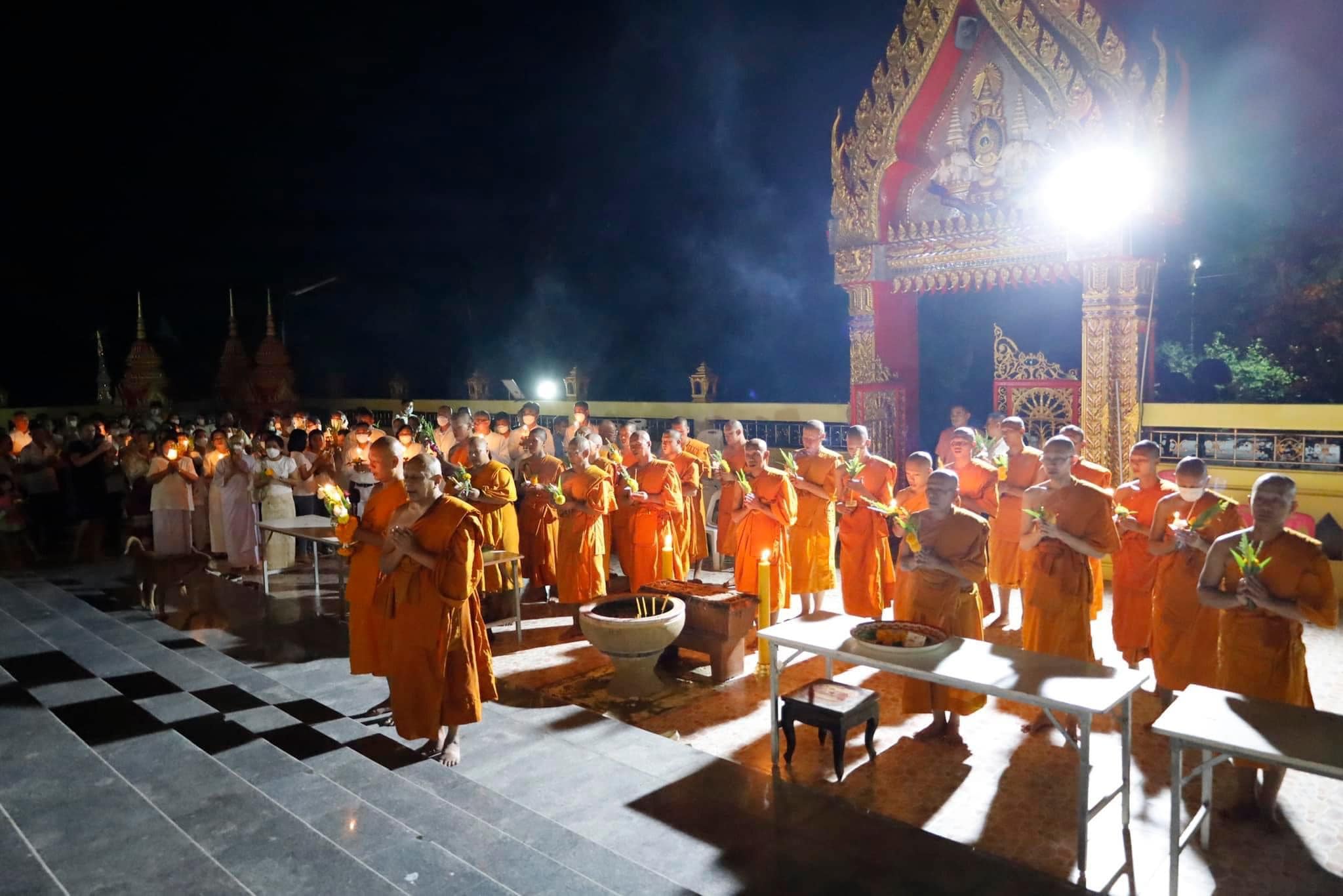 พิธีเวียนเทียน เนื่องในวันอาสาฬหบูชาและวันเข้าพรรษา 