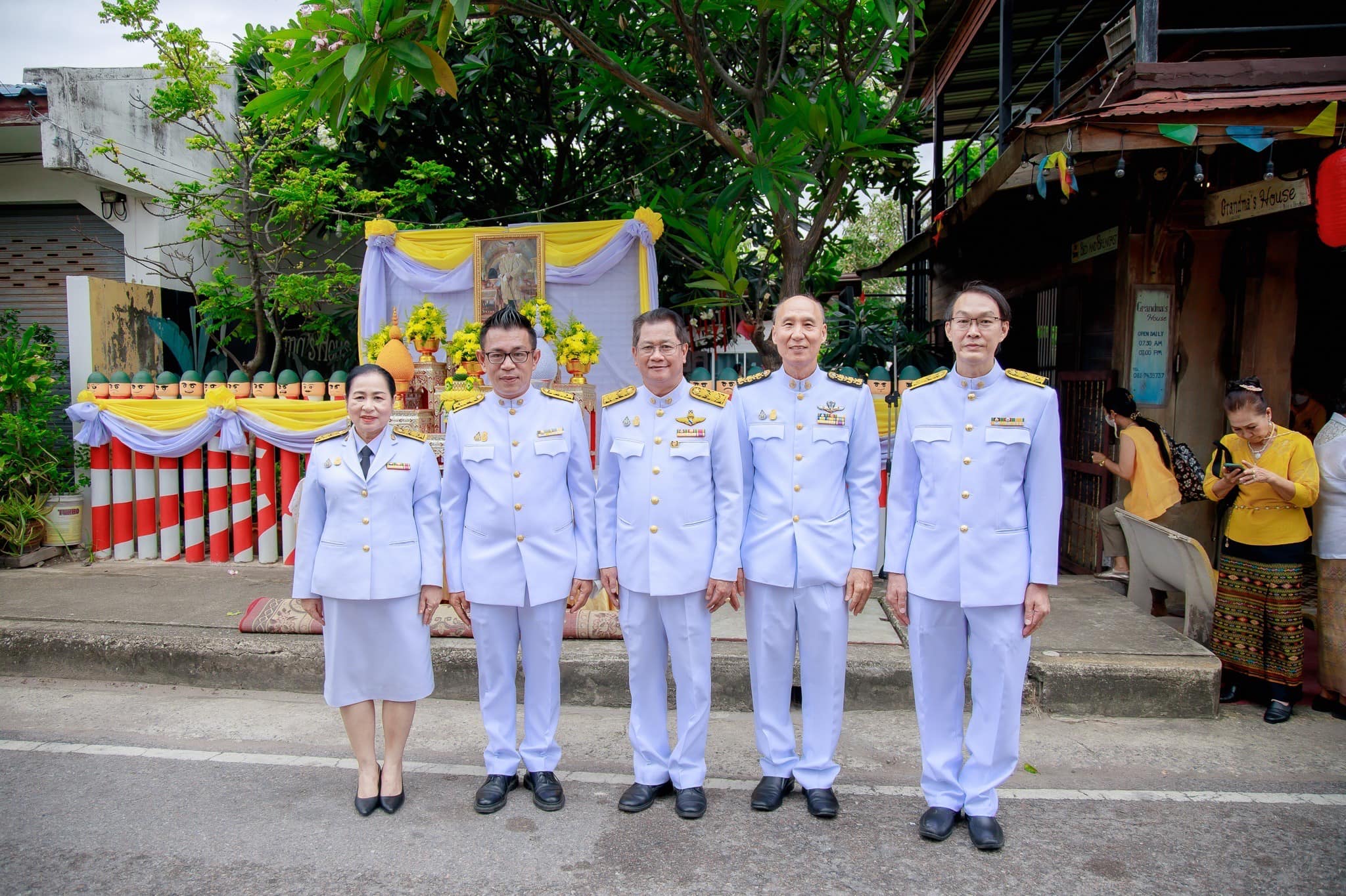 ร่วมเปิดนิทรรศการศิลปะเฉลิมพระเกียรติพระบาทสมเด็จพระเจ้าอยู่หัว ณ หอศิลป์บ้านคุณยาย ถนนวัฒนธรรมสู้ศึก