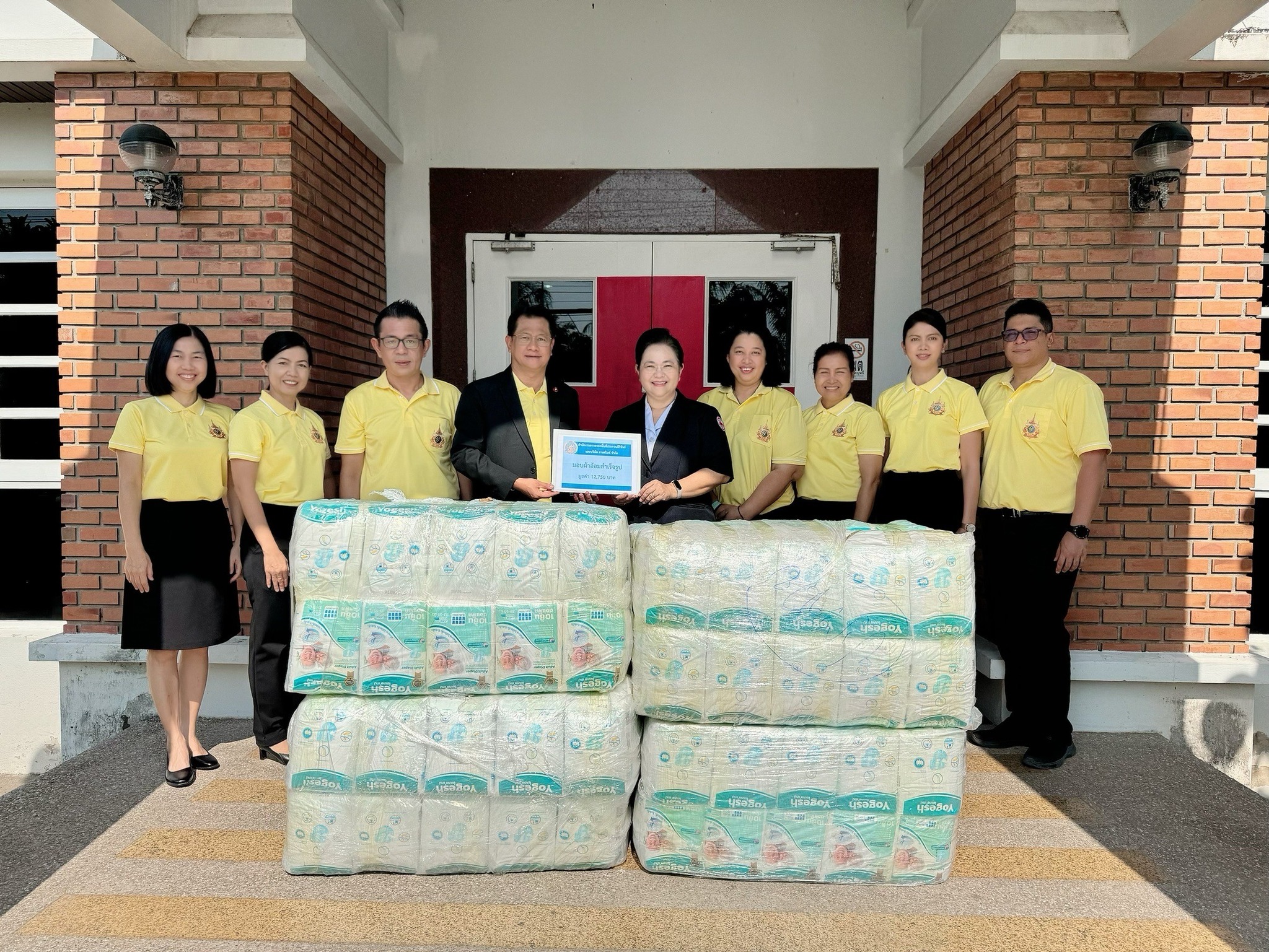 สำนักงานสรรพากรพื้นที่ประจวบคีรีขันธ์ และบริษัท อาสค์ไมท์ จำกัด ร่วมมอบผ้าอ้อมสำเร็จรูปให้แก่สำนักงานเหล่ากาชาดจังหวัดประจวบคีรีขันธ์