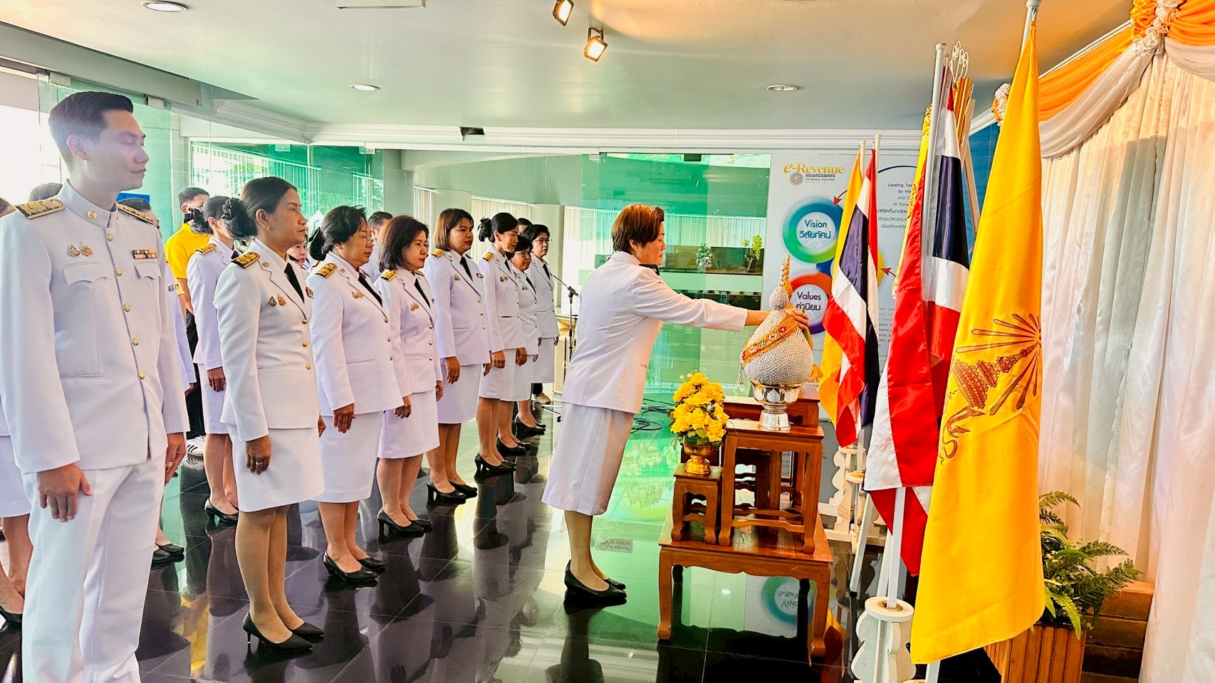นางสาววุฒิพร  อินทร์ไทยวงศ์    สรรพากรพื้นที่สมุทรสาคร 2    พร้อมด้วยข้าราชการในสังกัดสำนักงานสรรพากรพื้นที่สมุทรสาคร 2  เข้าร่วมพิธีถวายสัตย์ปฏิญาณเพื่อเป็นข้าราชการที่ดีและพลังของแผ่นดิน