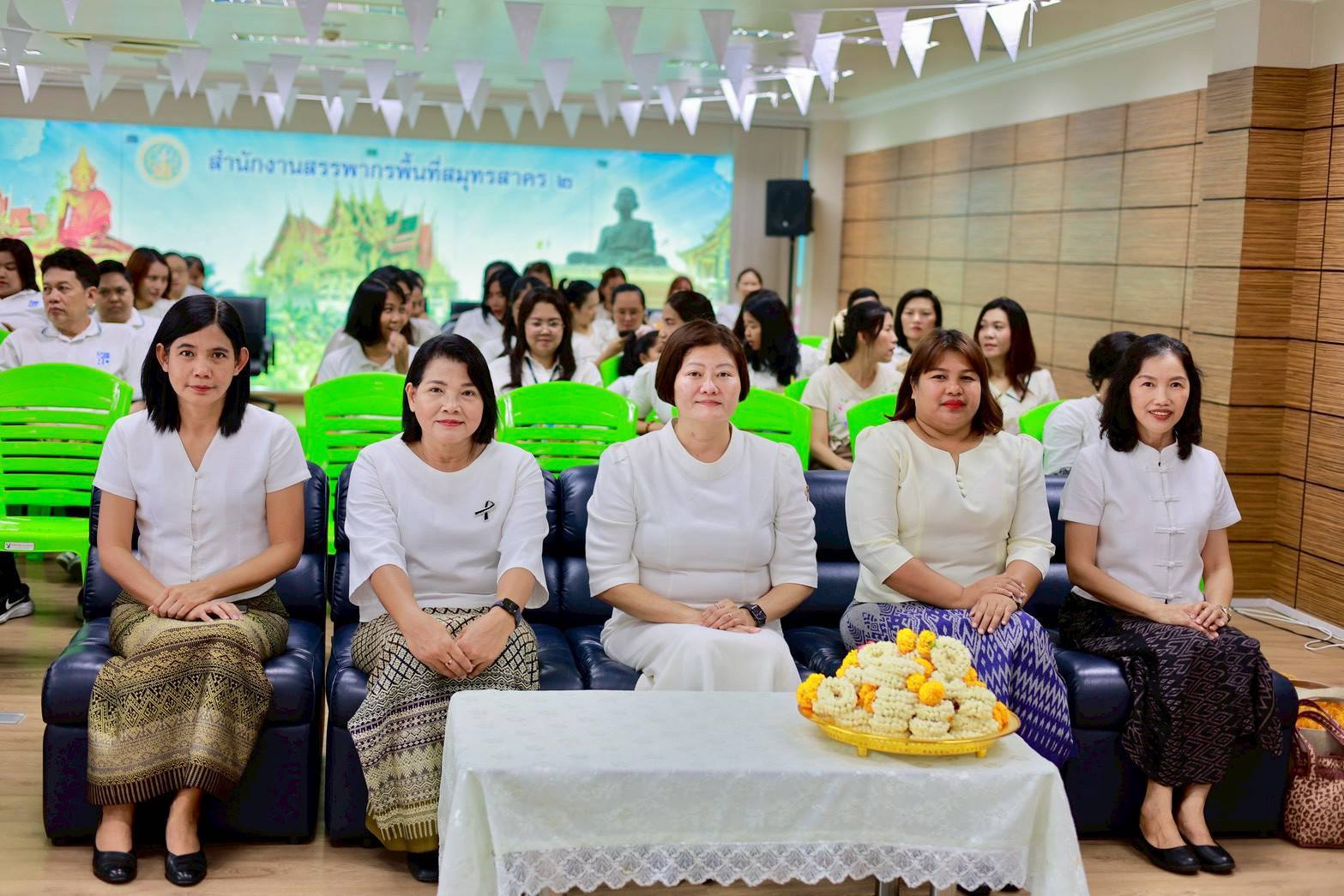 สำนักงานสรรพากรพื้นที่สมุทรสาคร 2 ท่านสรรพากรพื้นที่ ข้าราชการและเจ้าหน้าที่ในสังกัด สท.สมุทรสาคร 2 ร่วมสรงน้ำพระ เพื่อความเป็นสิริมงคล เนื่องในเทศกาลสงกรานต์ พ.ศ. 2569  
