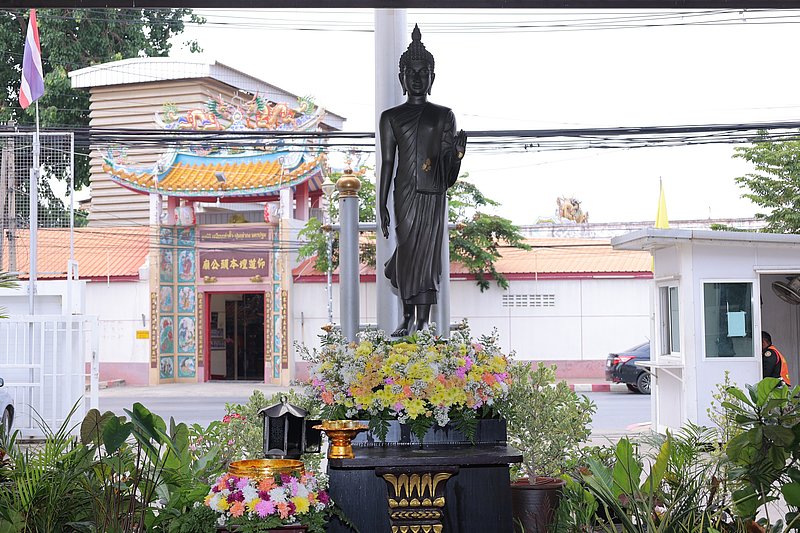 สำนักงานสรรพากรพื้นที่สมุทรสาคร 2 ท่านสรรพากรพื้นที่ ข้าราชการและเจ้าหน้าที่ในสังกัด สท.สมุทรสาคร 2 ร่วมสรงน้ำพระ เพื่อความเป็นสิริมงคล เนื่องในเทศกาลสงกรานต์ พ.ศ. 2569 พร้อมนี้ ข้าราชการและเจ้าหน้าที่ร่วมกันรดน้ำขอพร จากท่านสรรพากรพื้นที่ เพื่อสืบสานประเพณีปีใหม่ไทย