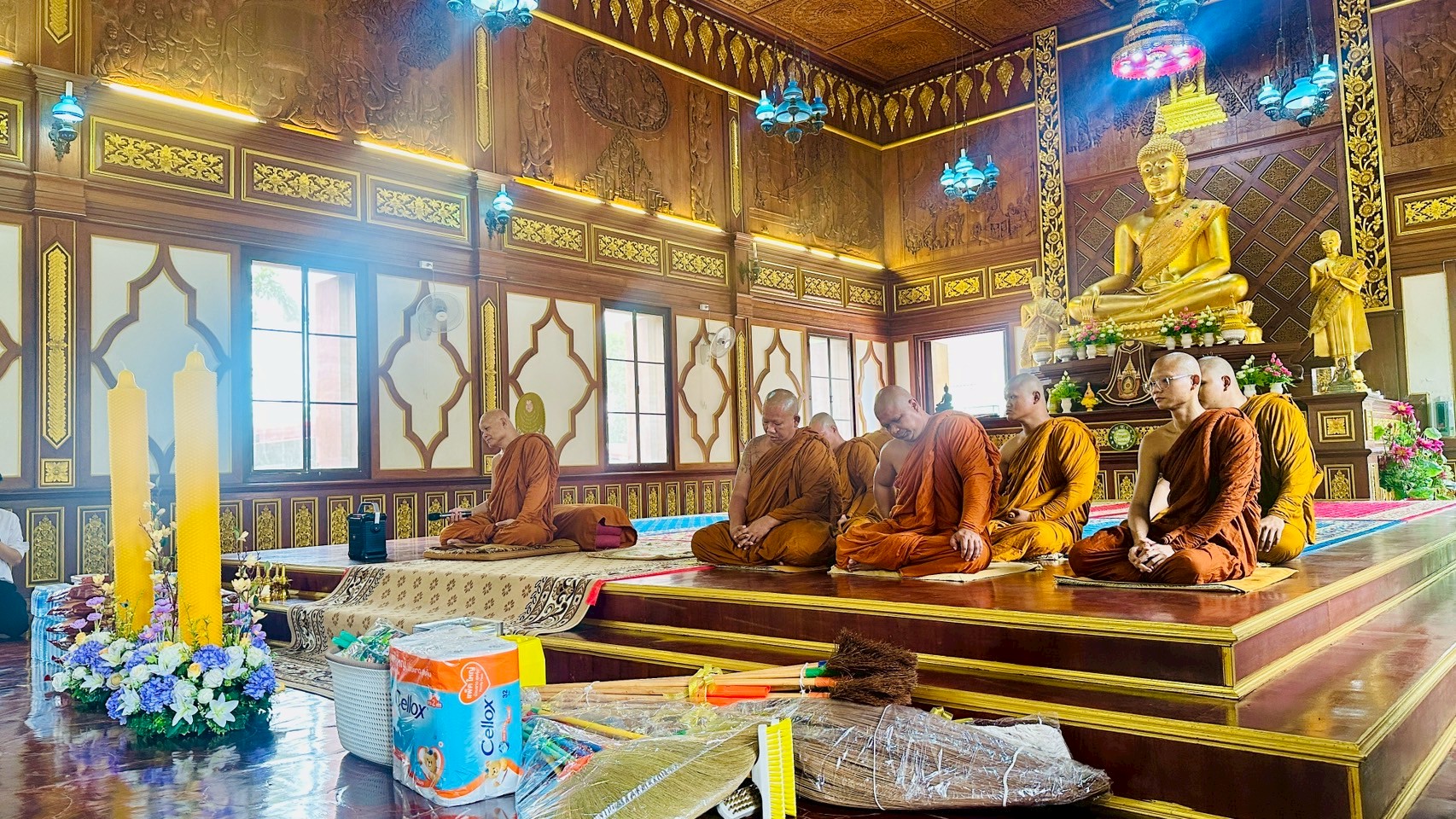 นางสาววุฒิพร  อินทร์ไทยวงศ์  สรรพากรพื้นที่สมุทรสาคร 2  พร้อมด้วยข้าราชการในสังกัด  เข้าร่วมกิจกรรมถวายเทียนพรรษา ประจำปี 2568