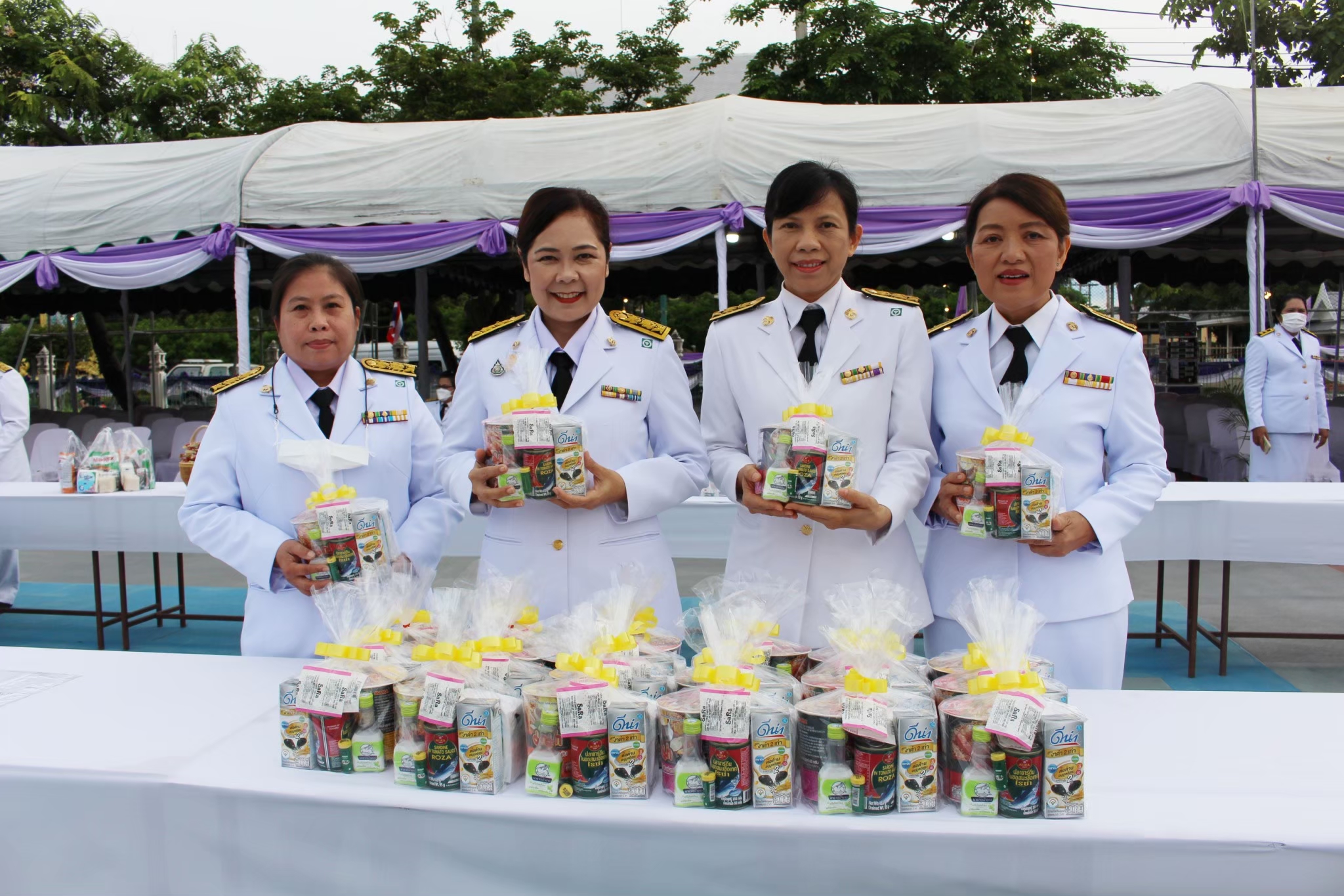 สำนักงานสรรพากรพื้นที่เพชรบุรี ร่วมพิธีทำบุญตักบาตรพระสงฆ์และสามเณร จำนวน 45 รูป