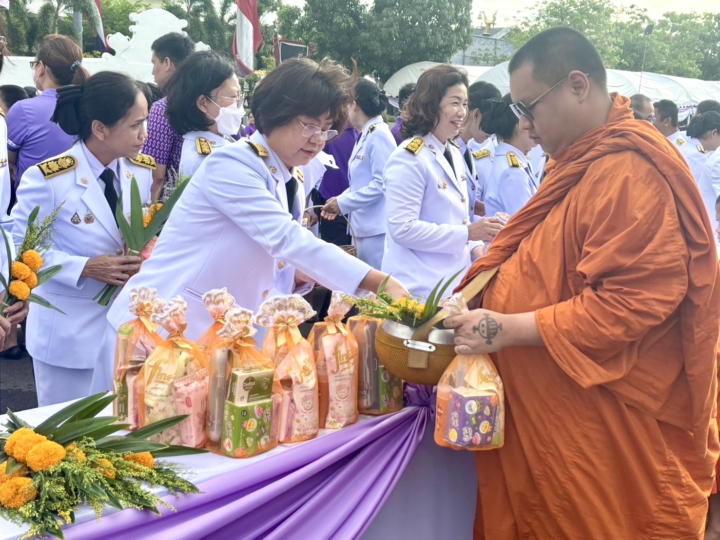 ร่วมพิธีทำบุญตักบาตรถวายพระราชกุศลเฉลิมพระเกียรติ สมเด็จพระนางเจ้าฯ พระบรมราชินี
