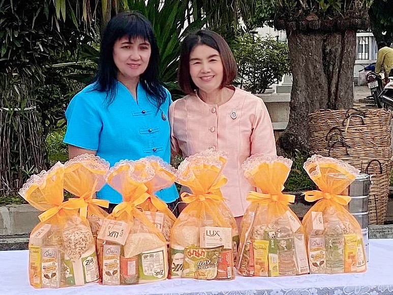 ท่านกรองแก้ว หนองน้อย สรรพากรพื้นที่นครปฐม ๑ พร้อมด้วยคณะผู้บริหาร และเจ้าหน้าที่ ร่วมกิจกรรมทำบุญสำนักงาน 