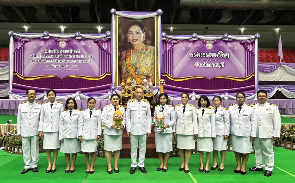 เข้าร่วมพิธีทำบุญตักบาตรถวายพระราชกุศล พิธีถวายเครื่องราชสักการะและวางพานพุ่มและพิธีจุดเทียนถวายพระพรชัยมงคล เนื่องในโอกาสวันเฉลิม พระชนมพรรษา สมเด็จพระนางเจ้าฯ พระบรมราชินี