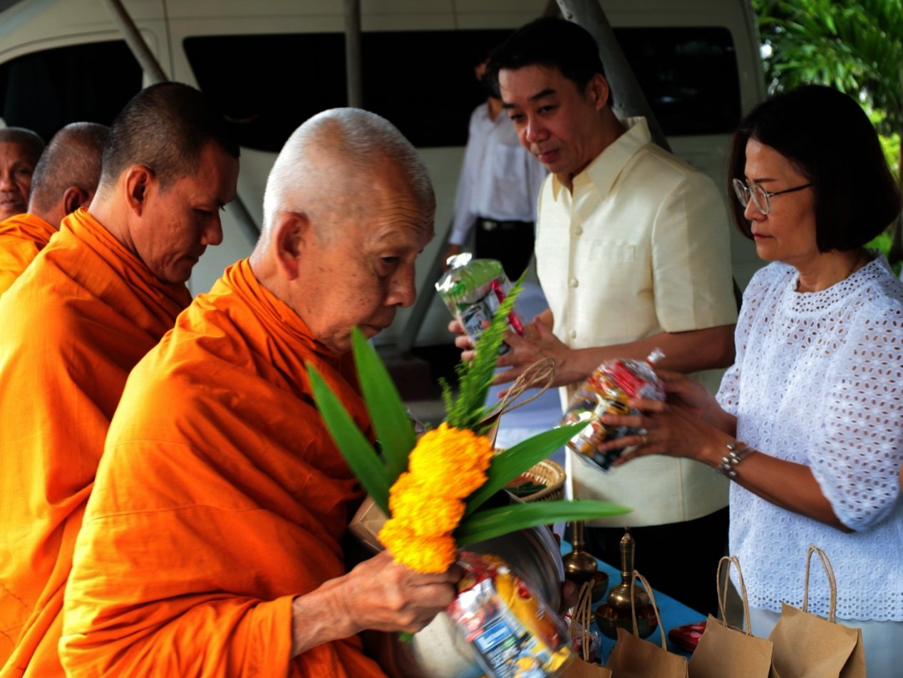 กิจกรรมทำบุญตักบาตรพระสงฆ์ เพื่อถวายพระราชกุศลและน้อมสำนึกในพระมหากรุณาธิคุณ เนื่องในวันคล้ายวันพระราชสมภพ สมเด็จพระนางเจ้าสิริกิติ์ พระบรมราชินีนาถ พระบรมราชชนนีพันปีหลวง