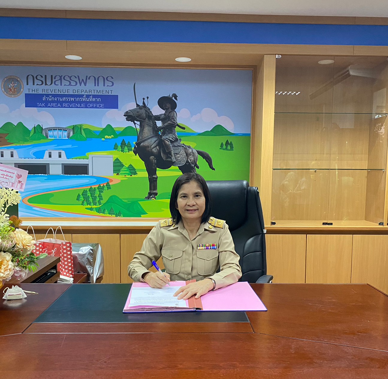 คณะผู้บริหารและเจ้าหน้าที่ในสังกัด ร่วมต้อนรับท่านสุนันทา อภิสิทธิ์สันติกุล เนื่องในโอกาสย้ายมาดำรงตำแหน่งสรรพากรพื้นที่ตาก ในวันพุธที่ 25 ตุลาคม 2566 ณ สำนักงานสรรพากรพื้นที่ตาก ตำบลน้ำรึม อำเภอเมืองตาก จังหวัดตาก