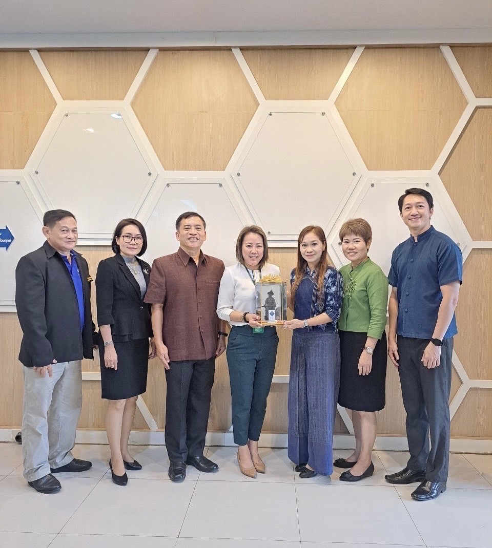 นางจุฬา เวียงโอสถ สรรพากรพื้นที่ตาก ร่วมแสดงความยินดีกับ นางสาวิตรี ไกรเนตร ผู้จัดการอาวุโส ธนาคารอิสลามแห่งประเทศไทย สาขาตาก