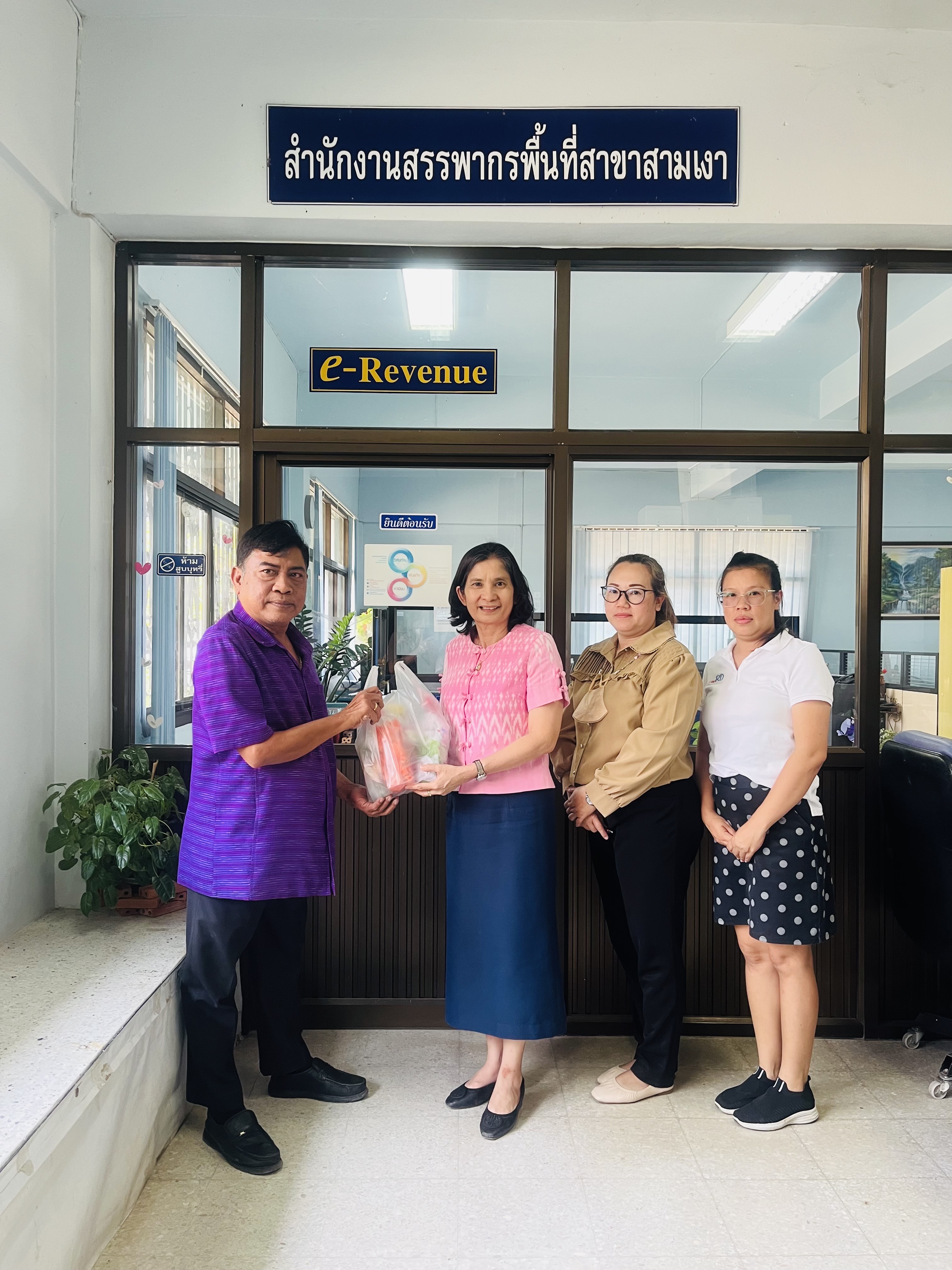 สรรพากรพื้นที่ตาก และคณะผู้บริหาร ตรวจเยี่ยม รับฟังปัญหา อุปสรรค ในการปฏิบัติงานและให้ขวัญกำลังใจแก่เจ้าหน้าที่
