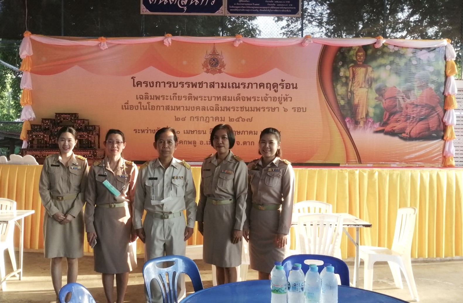 พิธีทำบุญตักบาตรเช้า (อาหารคาว-หวาน) สามเณร จำนวน 73 รูป ตามโครงการบรรพชาสามเณรภาคฤดูร้อน เฉลิมพระเกียรติพระบาทสมเด็จพระเจ้าอยู่หัว เนื่องในโอกาสมหามงคลเฉลิมพระชนมพรรษา 6 รอบ 28 กรกฎาคม 2567