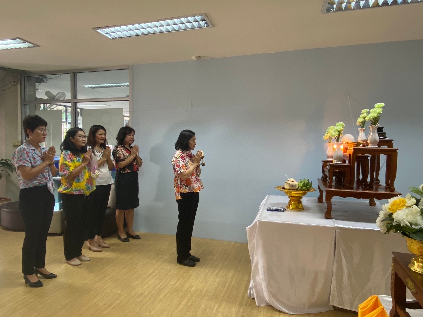สรรพากรพื้นที่ตาก พร้อมด้วยข้าราชการ พนักงาน และเจ้าหน้าที่ในสังกัด ทำพิธีสักการะบูชาสิ่งศักดิ์สิทธิ์และพิธีสรงน้ำพระพุทธรูปประจำสำนักงาน เนื่องในเทศกาลสงกรานต์
