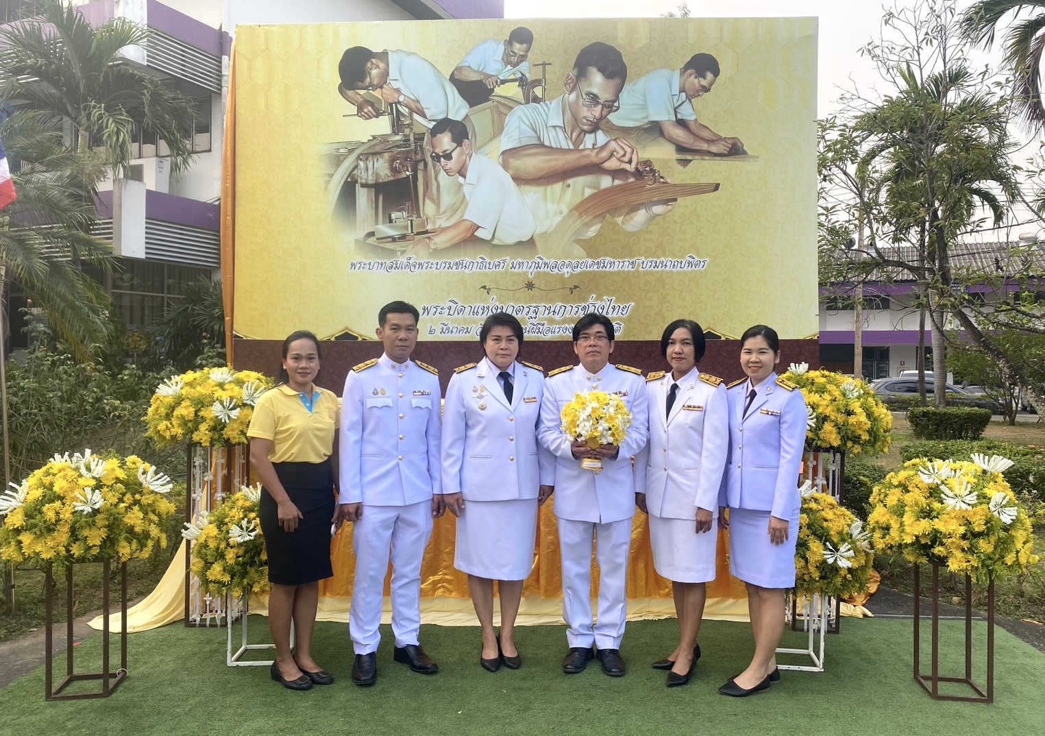 ร่วมพิธีถวายเครื่องราชสักการะ แด่พระบาทสมเด็จพระบรมชนกาธิเบศร มหาภูมิพลอดุลยเดชมหาราช บรมนาถบพิตร “พระบิดาแห่งมาตรฐานการช่างไทย” เนื่องในวันมาตรฐานฝีมือแรงงานแห่งชาติ