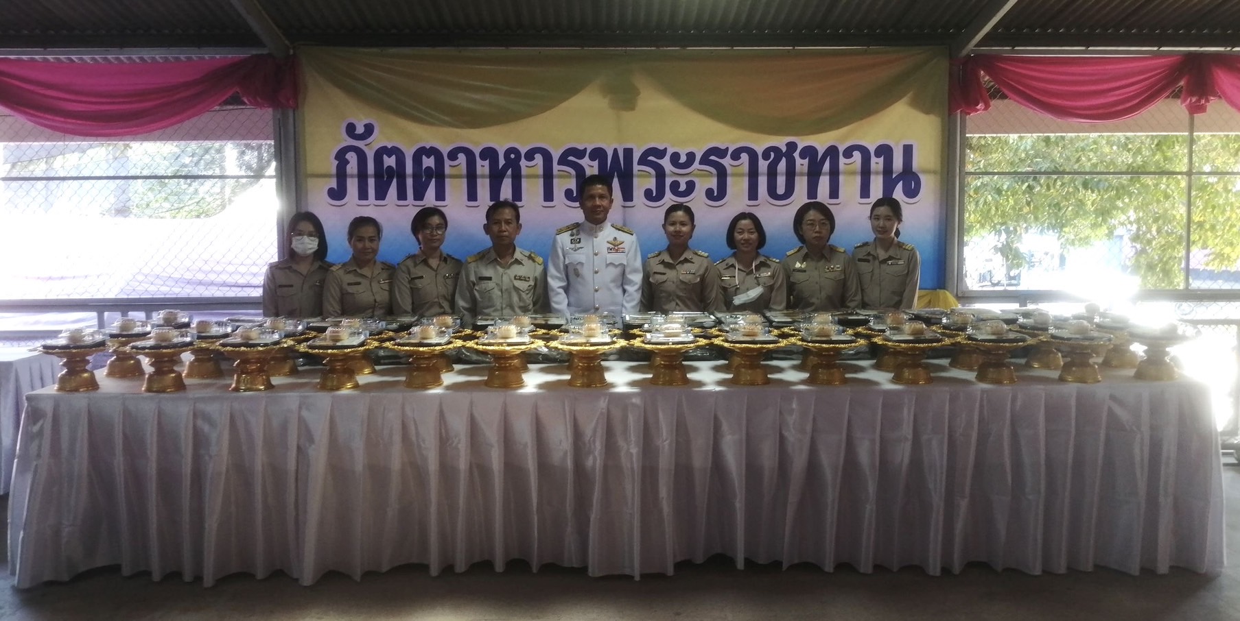 ร่วมพิธีถวายภัตตาหารและเครื่องเขียนพระราชทานของพระบาทสมเด็จพระเจ้าอยู่หัว แด่พระภิกษุ สามเณร ในการสอบบาลีสนามหลวง