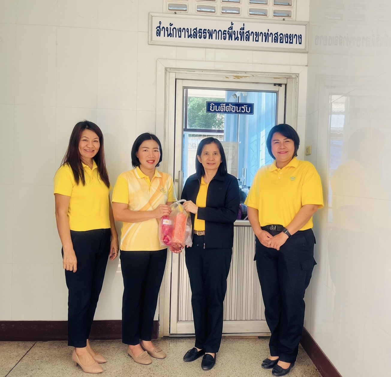 สรรพากรพื้นที่ตาก และคณะผู้บริหาร ตรวจเยี่ยม รับฟังปัญหา อุปสรรค ในการปฏิบัติงานและให้ขวัญกำลังใจแก่เจ้าหน้าที่