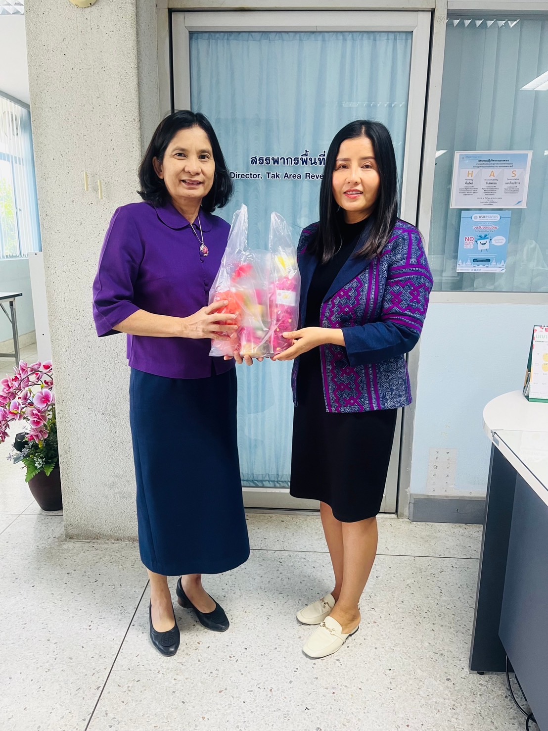 สรรพากรพื้นที่ตาก และคณะผู้บริหาร ตรวจเยี่ยม รับฟังปัญหา อุปสรรค ในการปฏิบัติงานและให้ขวัญกำลังใจแก่เจ้าหน้าที