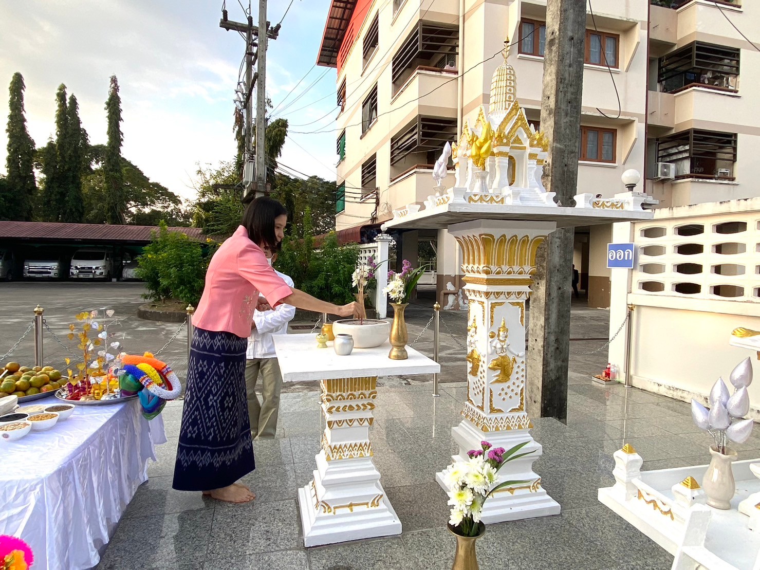 พิธีสักการะสิ่งศักดิ์สิทธิ์ประจำสำนักงานสรรพากรพื้นที่ตาก และพิธีอัญเชิญพระอุเทนธรรมราชา สถิตย์ ณ สถานที่ประดิษฐาน