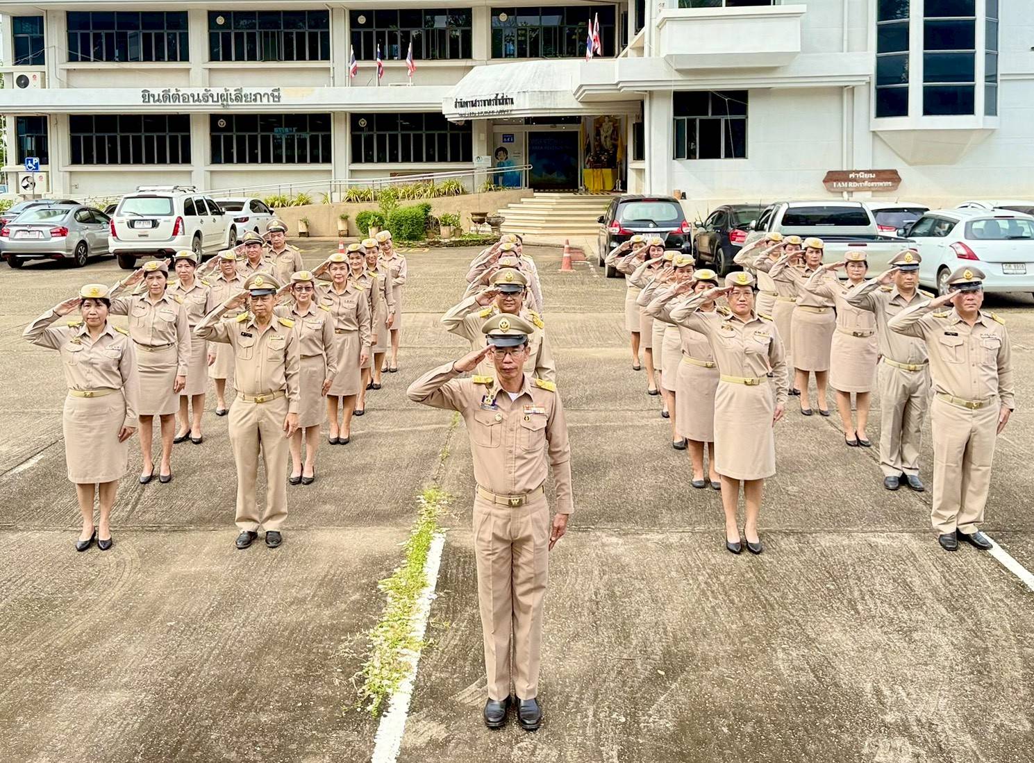 นายชินนิวัฒน์ มูลฐี สรรพากรพื้นที่น่าน พร้อมด้วยข้าราชการในสังกัดสำนักงานสรรพากรพื้นที่น่าน เข้าร่วมกิจกรรมเคารพธงชาติไทย และร้องเพลงชาติไทย เนื่องในวันพระราชทานธงชาติไทย (ThaiNational Flag Day)ประจำปี 2568 เพื่อสร้างความภูมิใจของคนในชาติและเป็นการน้อมรำลึกในพระมหากรุณาธิคุณพระบาทสมเด็จพระมงกุฏเกล้าเจ้าอยู่หัว ที่ทรงพระราชทานธงไตรรงค์เป็นธงชาติไทย ณ บริเวณหน้าเสาธงศาลากลางจังหวัดน่าน โดยมีนายชัยนรงค์ วงค์ใหญ่ ผู้ว่าราชการจังหวัดน่าน เป็นประธานในพิธี หลังจากนั้นท่านสรรพากรพื้นที่น่าน ได้นำข้าราชการ พนักงานราชการ และลูกจ้าง ดำเนินกิจกรรม เนื่องในวันพระราชทานธงชาติไทย ณ หน้าเสาธงของสำนักงานสรรพากรพื้นที่น่าน