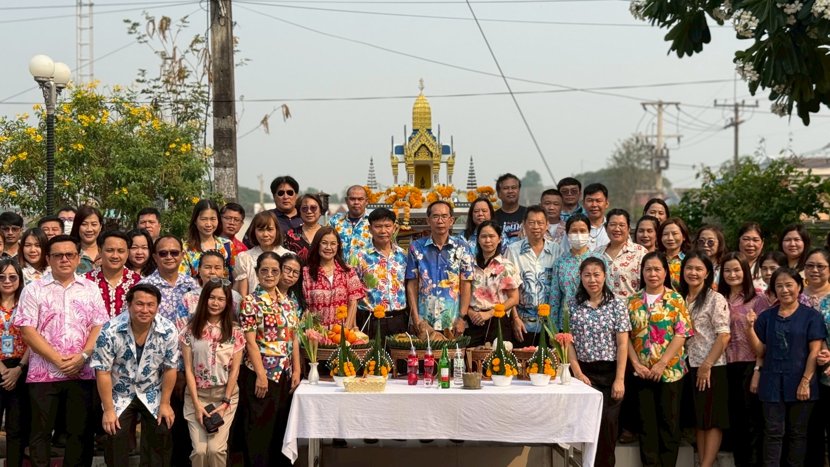 นายชินนิวัฒน์ มูลฐี สรรพากรพื้นที่น่าน นำข้าราชการ พนักงานราชการ และเจ้าหน้าที่ในสังกัดสำนักงานสรรพากรพื้นที่น่าน จัดพิธีไหว้ศาลพระภูมิชัยมงคลประจำสำนักงานฯ เพื่อเป็นศิริมงคล เนื่องในวันสงกรานต์ 2569 ในโอกาสนี้คณะผู้บริหาร ข้าราชการ และลูกจ้างของสำนักงานสรรพากรพื้นที่น่าน จัดกิจกรรมสรงน้ำพระพุทธรูป พระอุเทนธรรมราชา และพิธีรดน้ำดำหัว นายชินนิวัฒน์ มูลฐี สรรพากรพื้นที่น่าน เพื่ออนุรักษ์ขนบธรรมเนียมประเพณีรดน้ำดำหัวผู้ใหญ่ พร้อมทั้งรับพรเพื่อเป็นสิริมงคลในการปฏิบัติราชการ และเป็นการสร้างความสัมพันธ์อันดีระหว่างบุคลากรภายในหน่วยงาน