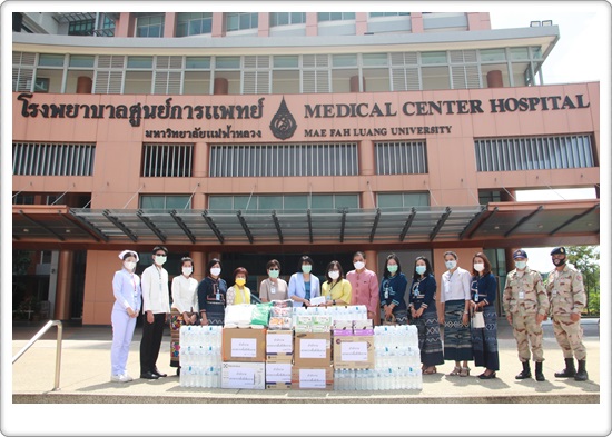 นางสาวศศิธร ตรีตราพันธ์ สรรพากรพื้นที่เชียงรายและเจ้าหน้าที่ในสังกัดสำนักงานสรรพากรพื้นที่เชียงราย ร่วมบริจาคอุปกรณ์การเเพทย์และสิ่งของเพื่อช่วยสนับสนุนบุคคลากรทางการเเพทย์ที่ปฏิบัติหน้าที่ช่วยเหลือและรักษาผู้ติดเชื้อจากไวรัส โคโรนา 19 ( 3 พฤษภาคม 2564).