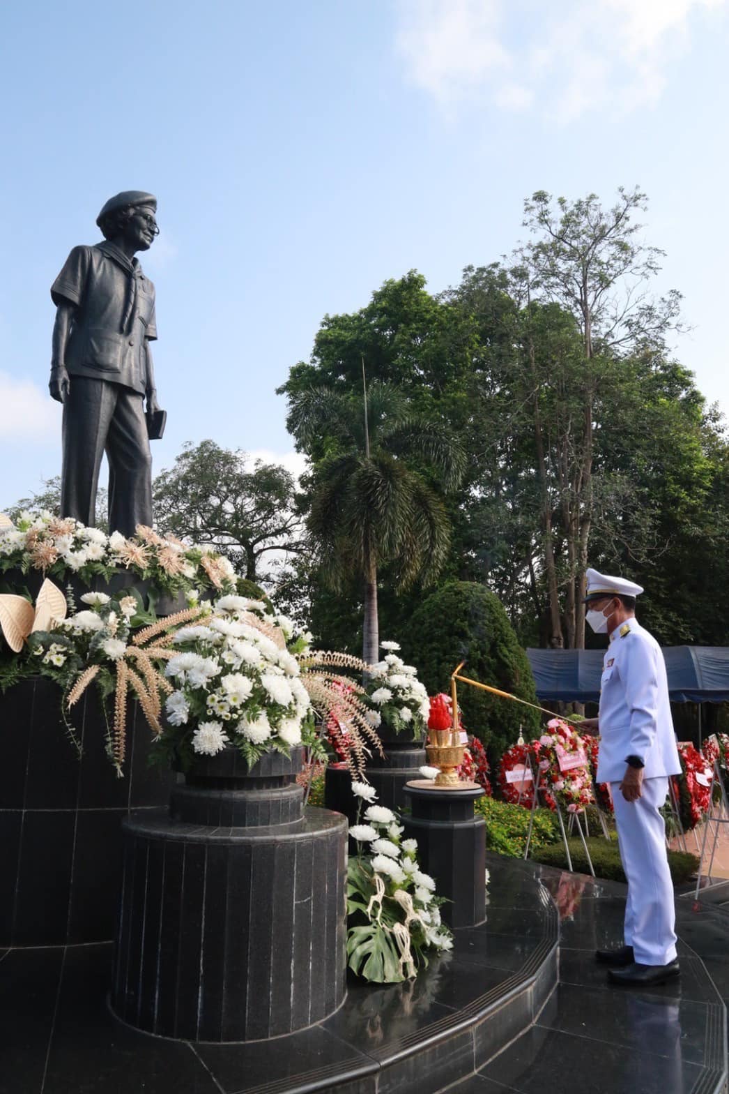 ร่วมพิธีถวายพวงมาลาสักการะ เนื่องในวันคล้ายวันสวรรคตสมเด็จพระศรีนครินทราบรมราชชนนี